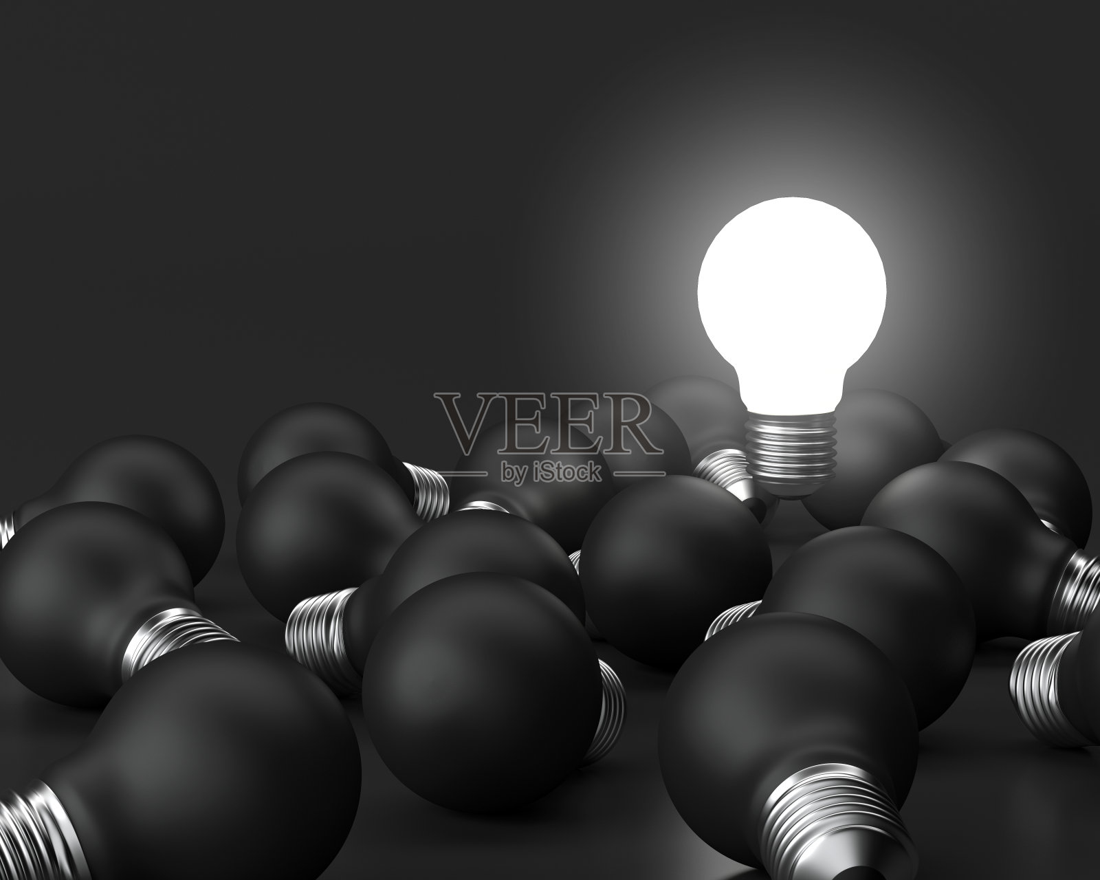 3d插图亮灯泡突出从黑色灯泡在黑暗的背景。照片摄影图片