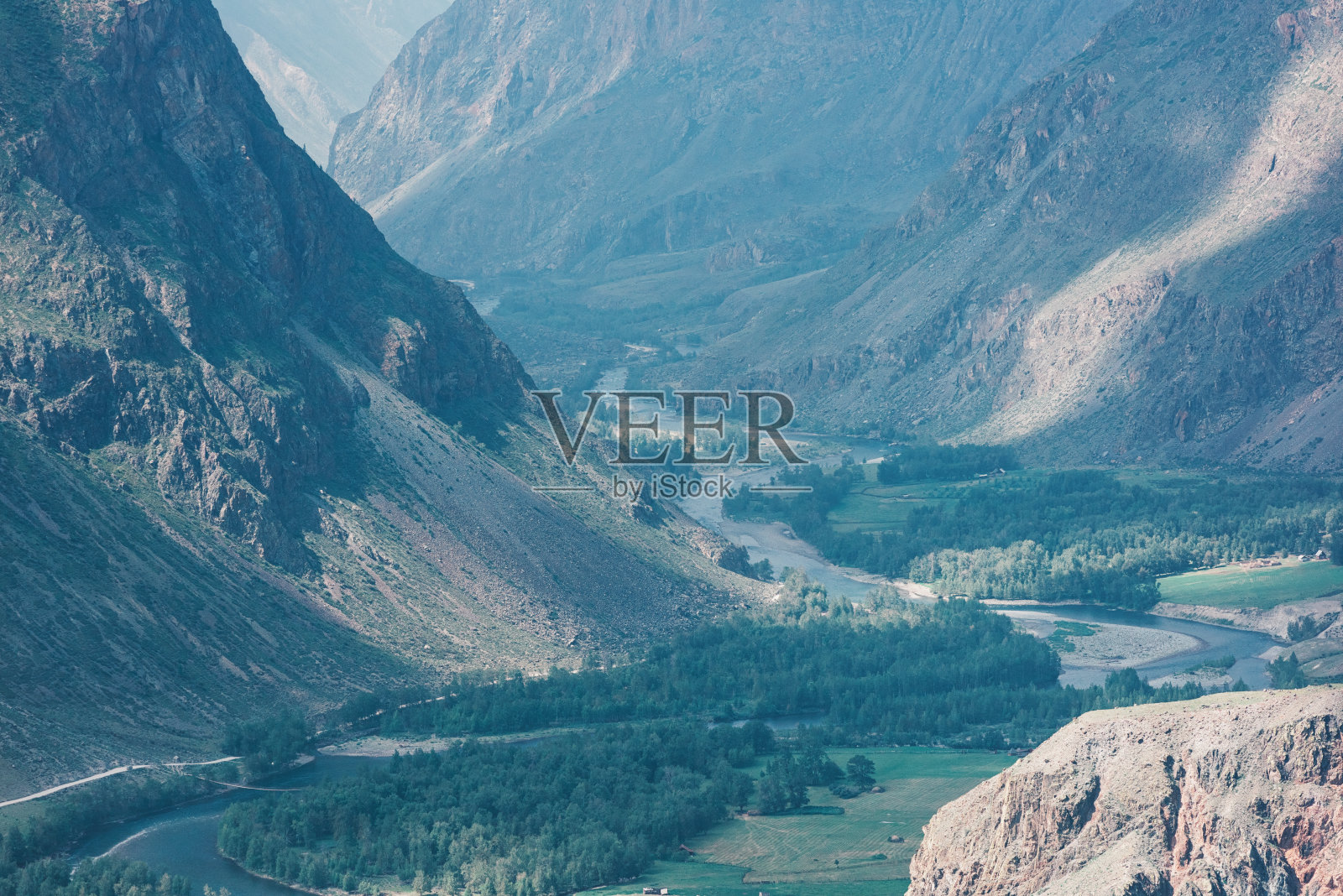 丘利什曼河的山谷照片摄影图片