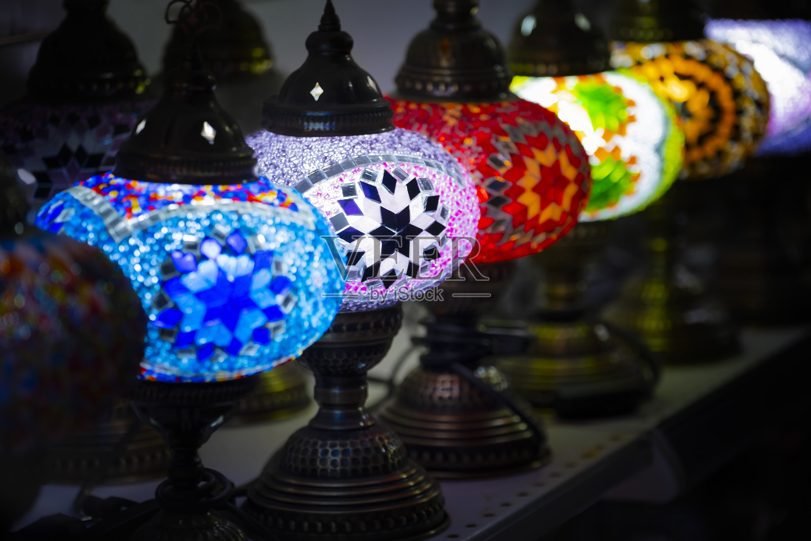 土耳其伊斯坦布尔集市上典型的彩色玻璃吊灯的透视图，选择性聚焦，水晶色灯，对角线光照片摄影图片