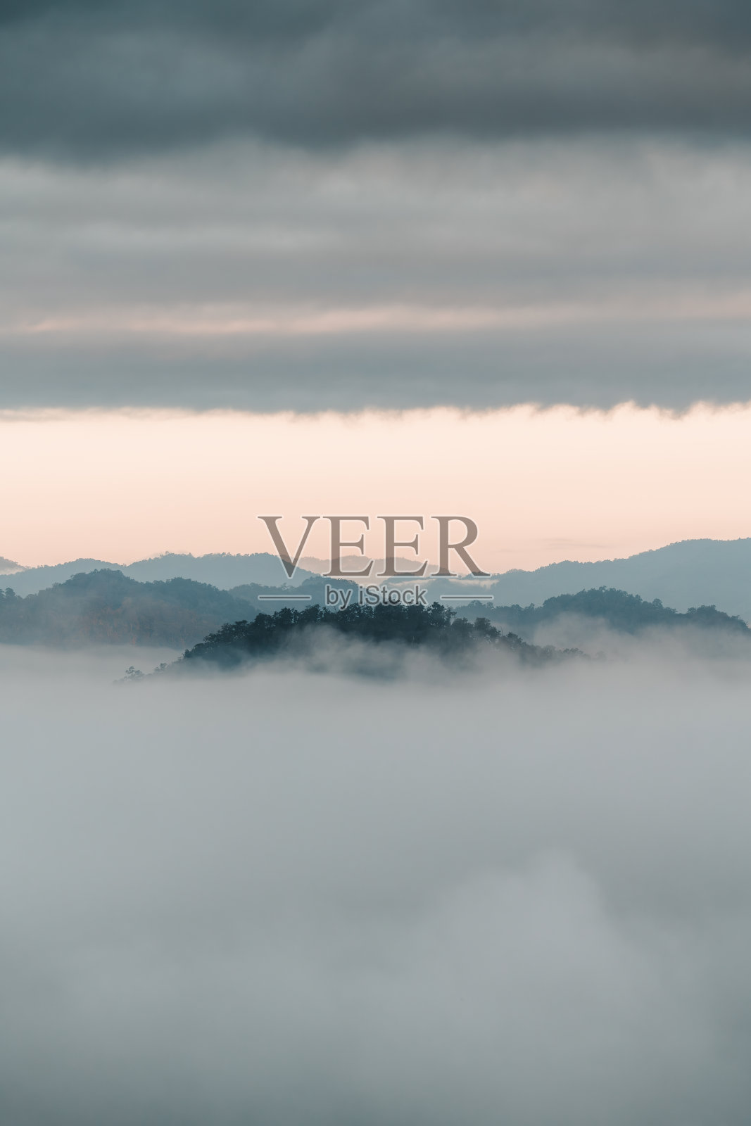 从泰国湄宏山(Mae Hong Son)的Wat Phra That Doi Kongmu看到的迷雾山脉照片摄影图片