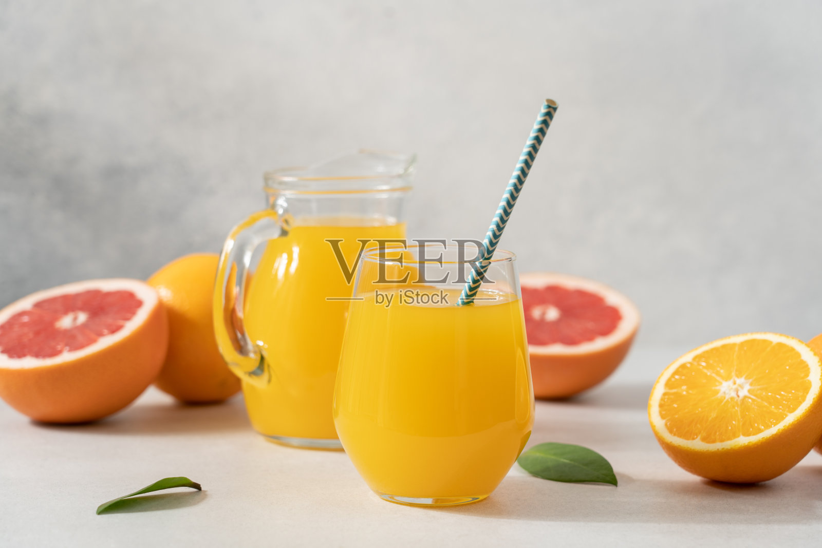 新鲜橙汁装在玻璃杯里照片摄影图片
