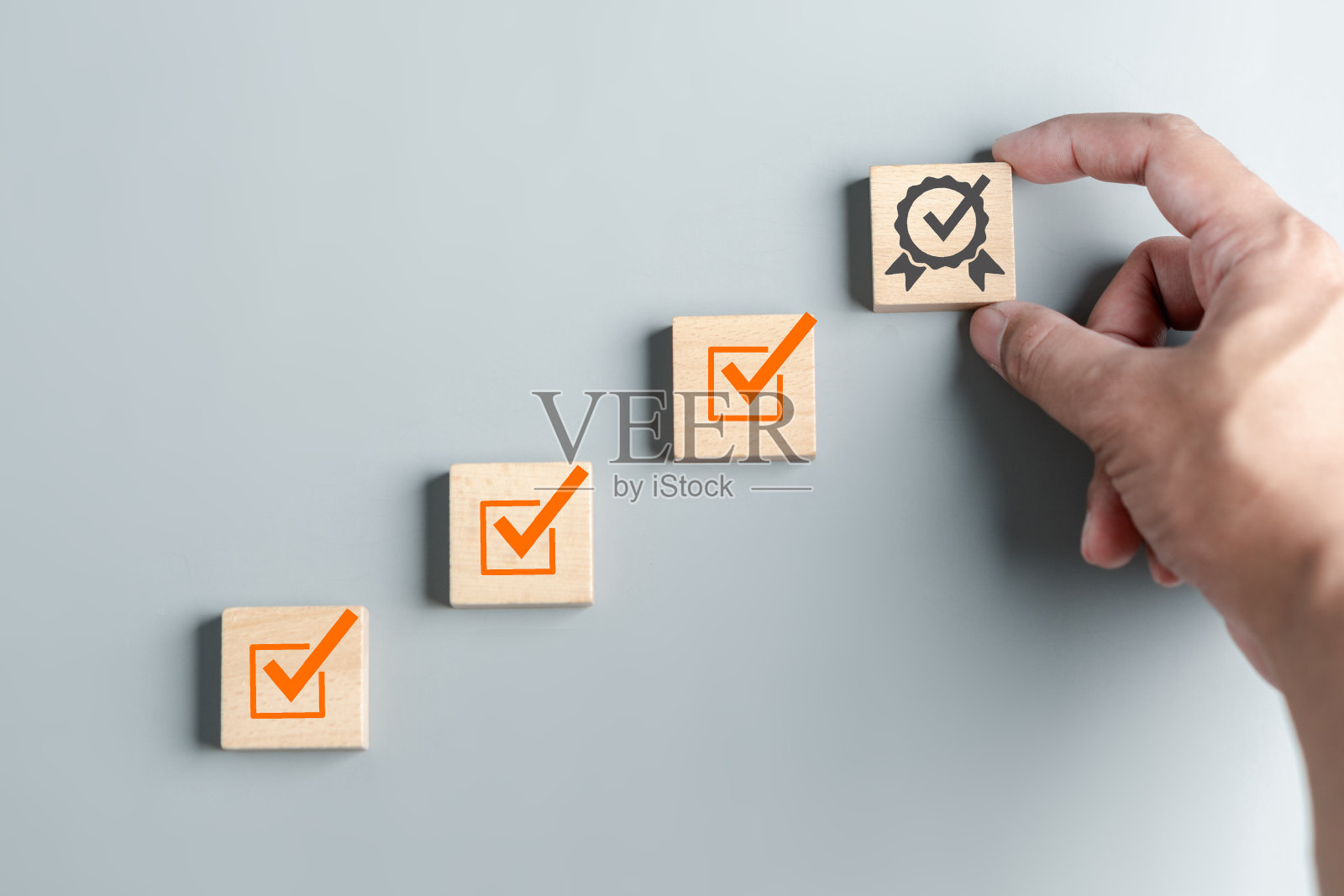 通过质量标准认证，保证或QA和质量控制或QC和改进。标准化。认证。遵守法规、服务和标准。照片摄影图片