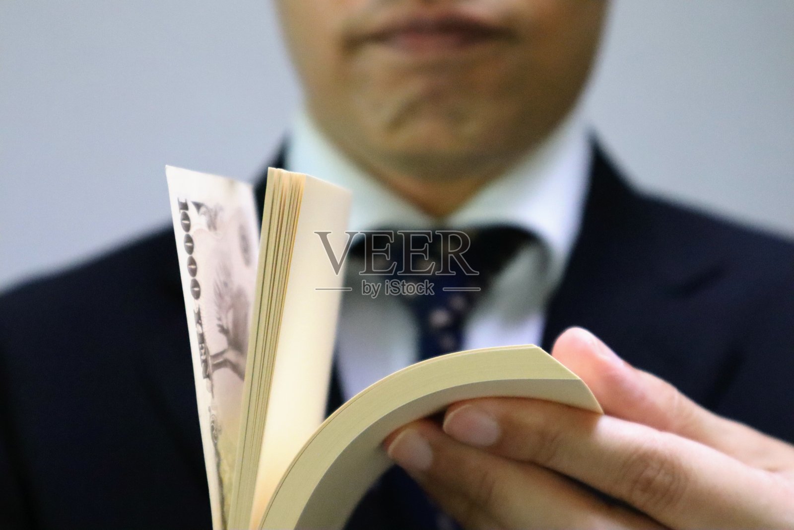 一个商人拿着假币的形象照片摄影图片