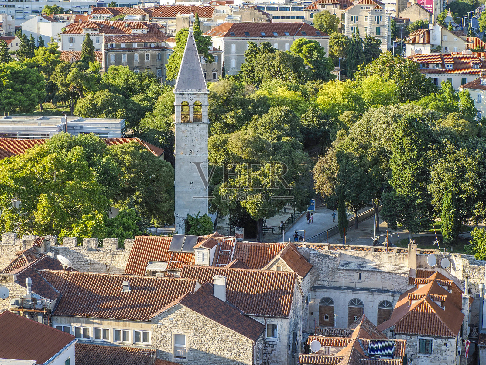 分裂克罗地亚，从罗马皇帝戴克里先旧城宫殿的塔楼鸟瞰照片摄影图片
