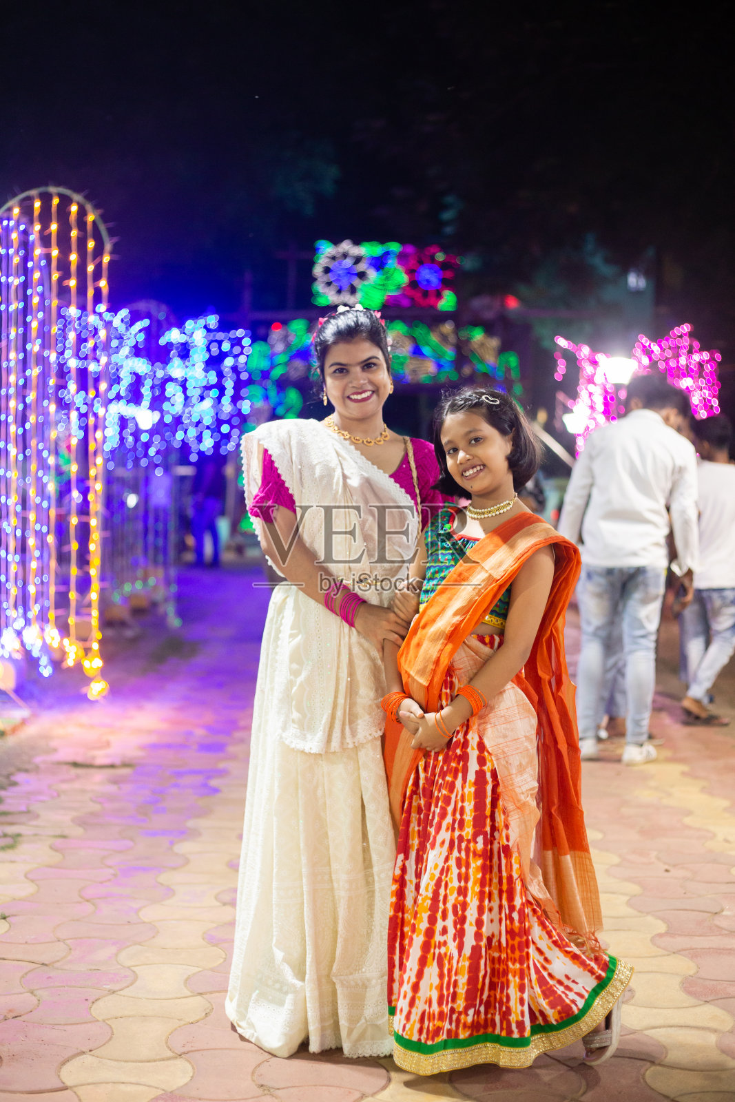 印度妇女在节日的夜晚照片摄影图片