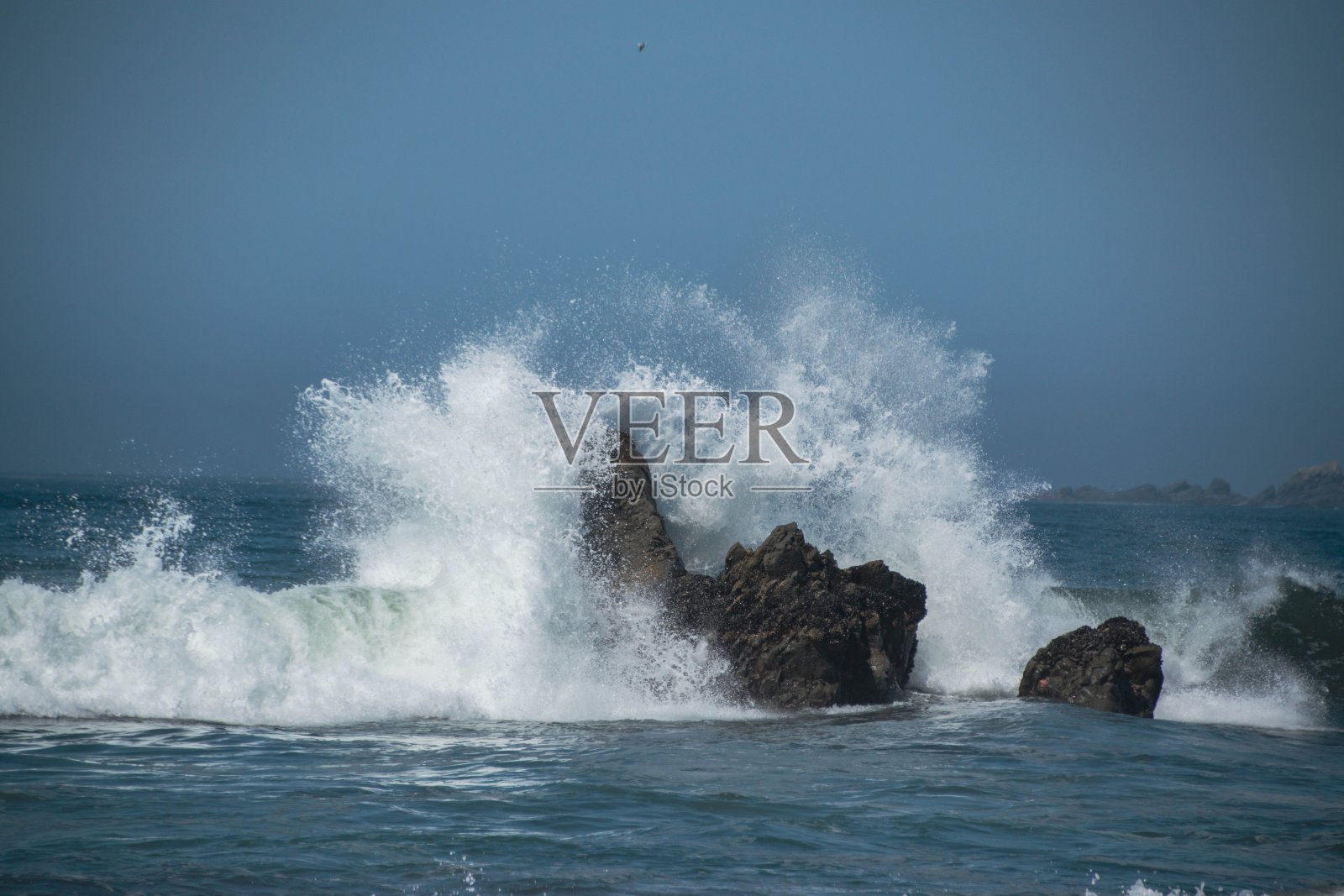 俄勒冈州布鲁金斯的俄勒冈海岸，大海中的岩石风景照片摄影图片