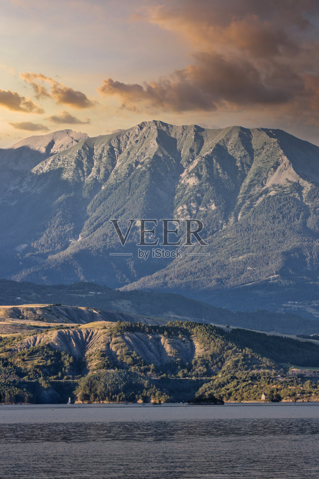 山湖上的夕阳照片摄影图片