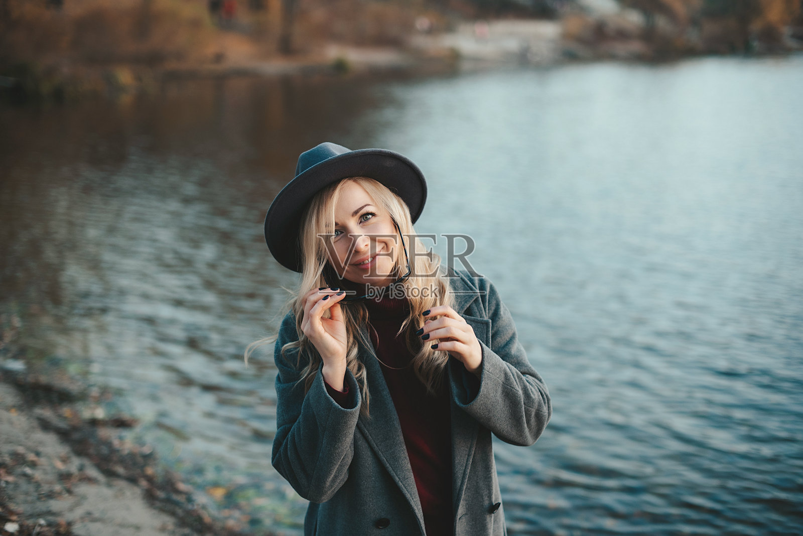 美丽快乐的女人在秋天的公园里放松。与自然的平衡与和谐照片摄影图片