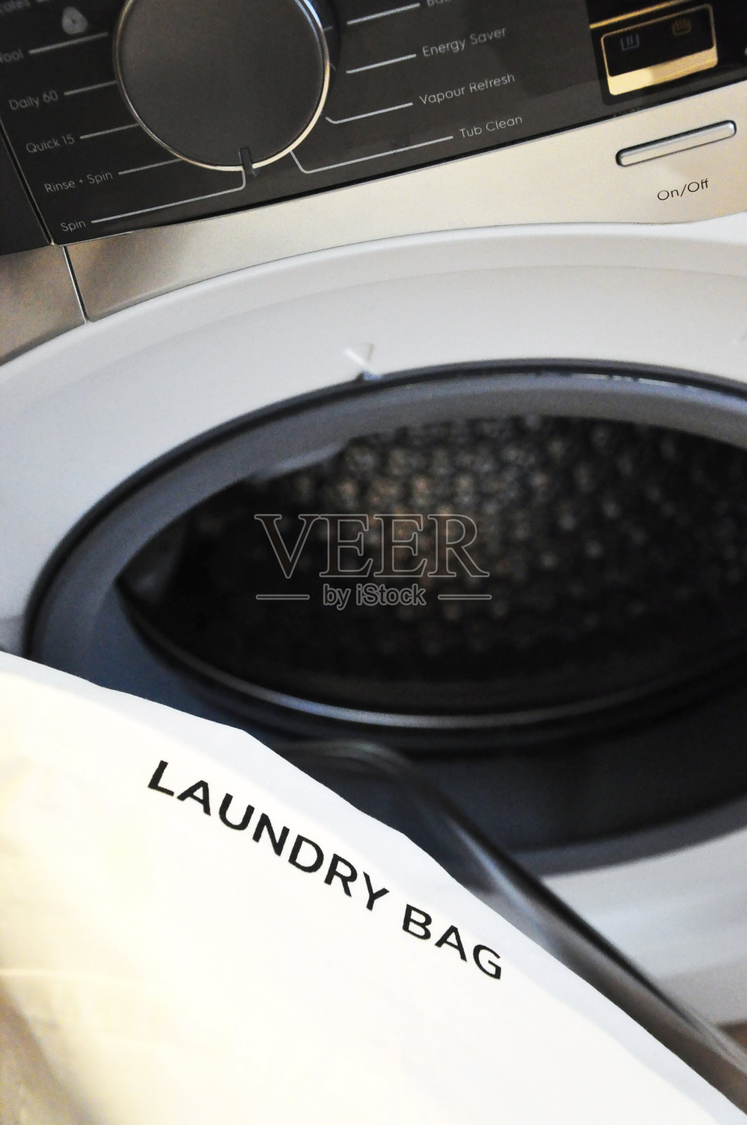 白色洗衣袋放在洗衣机上照片摄影图片