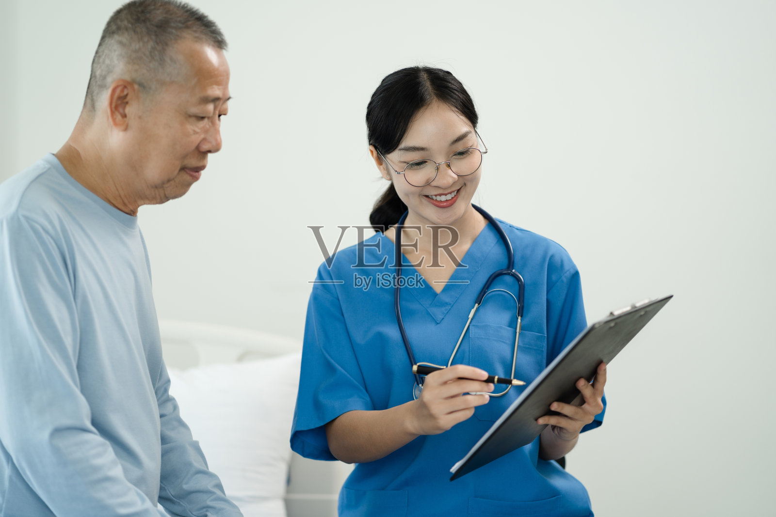 由在诊所接受咨询的病人的内科医生或精神科医生进行老年人健康检查。照片摄影图片