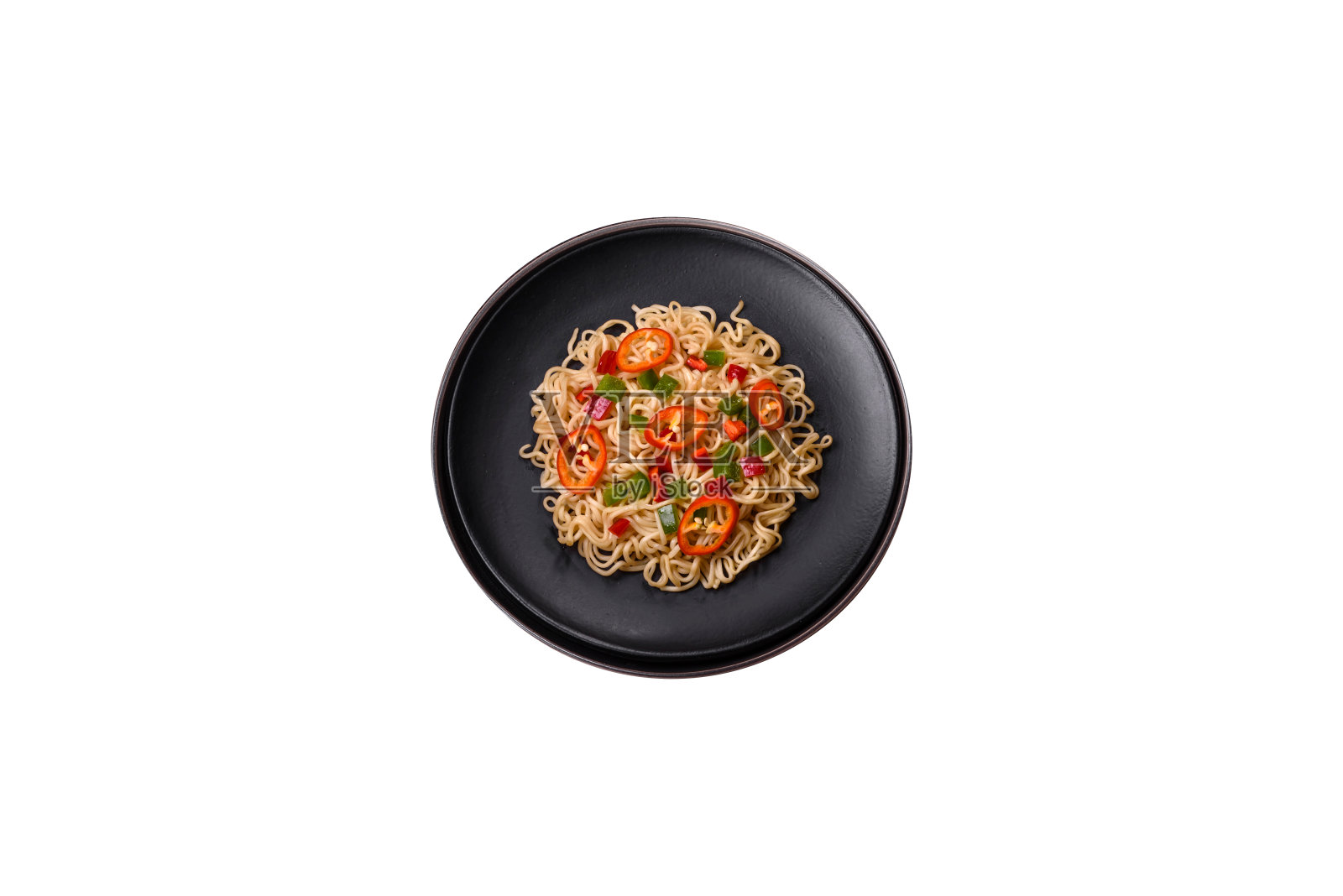 美味的新鲜面条，配上甜椒、番茄、香料和香草照片摄影图片