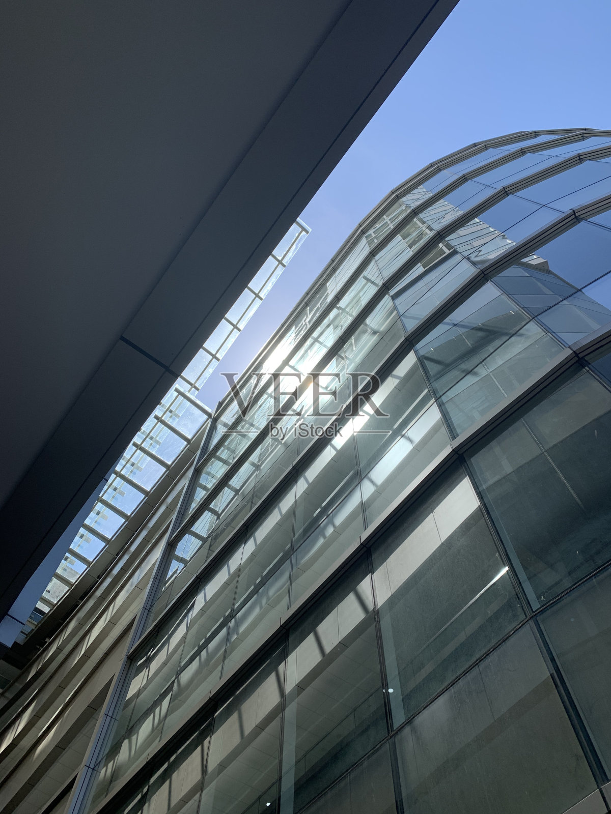 办公楼中央的太阳耀斑照片摄影图片