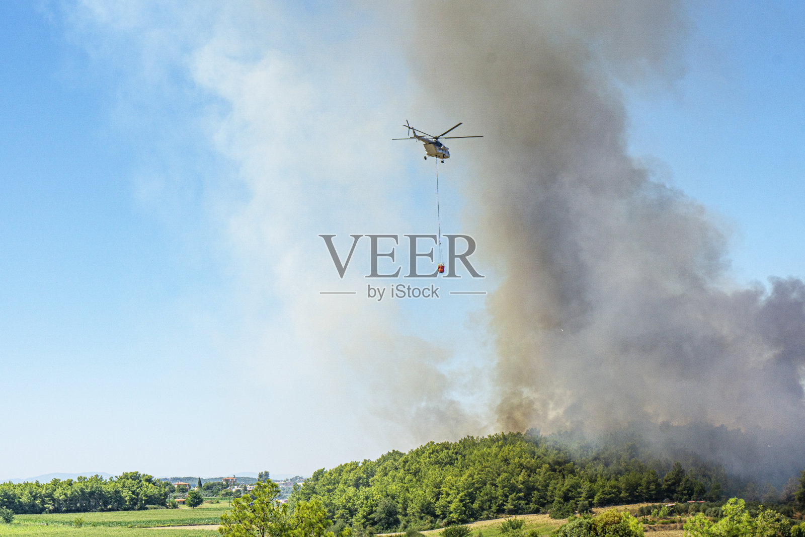 森林大火和直升机照片摄影图片