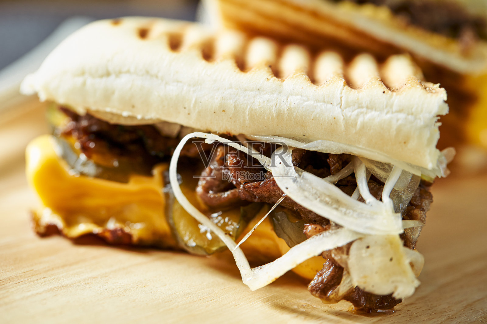 砧板上的烤牛肉三明治照片摄影图片