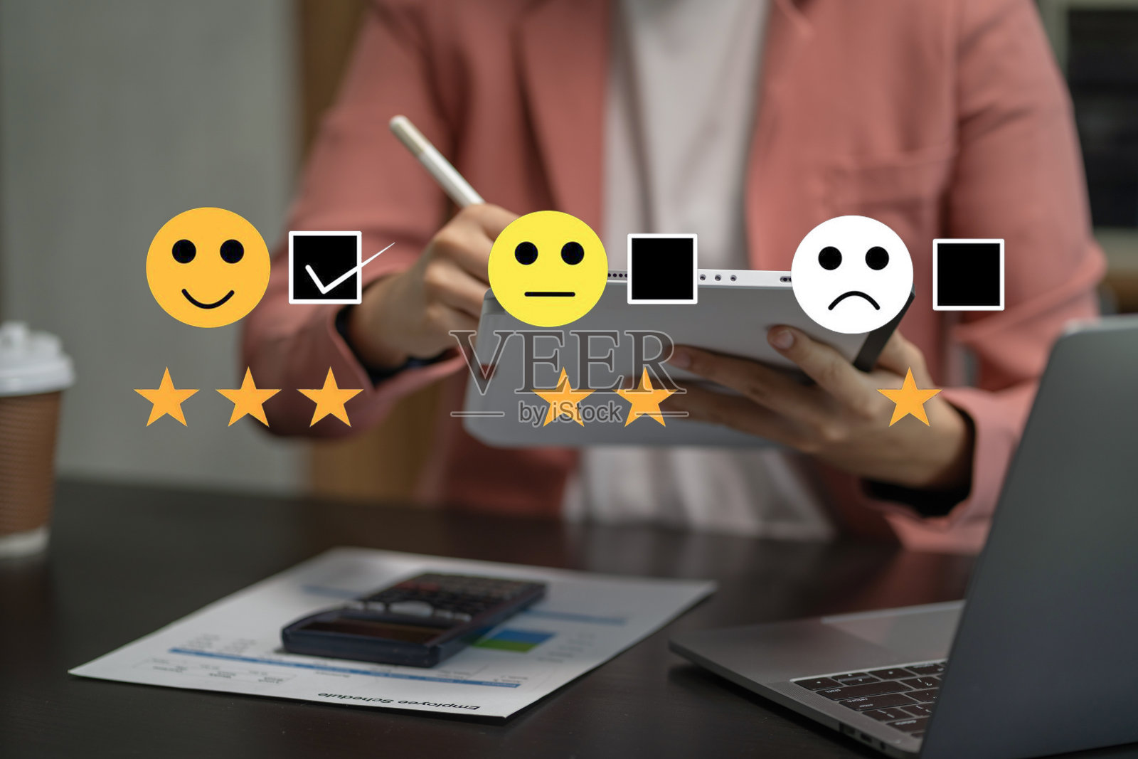 用户通过在线应用对服务体验进行评分，客户评价满意度反馈调查概念。照片摄影图片