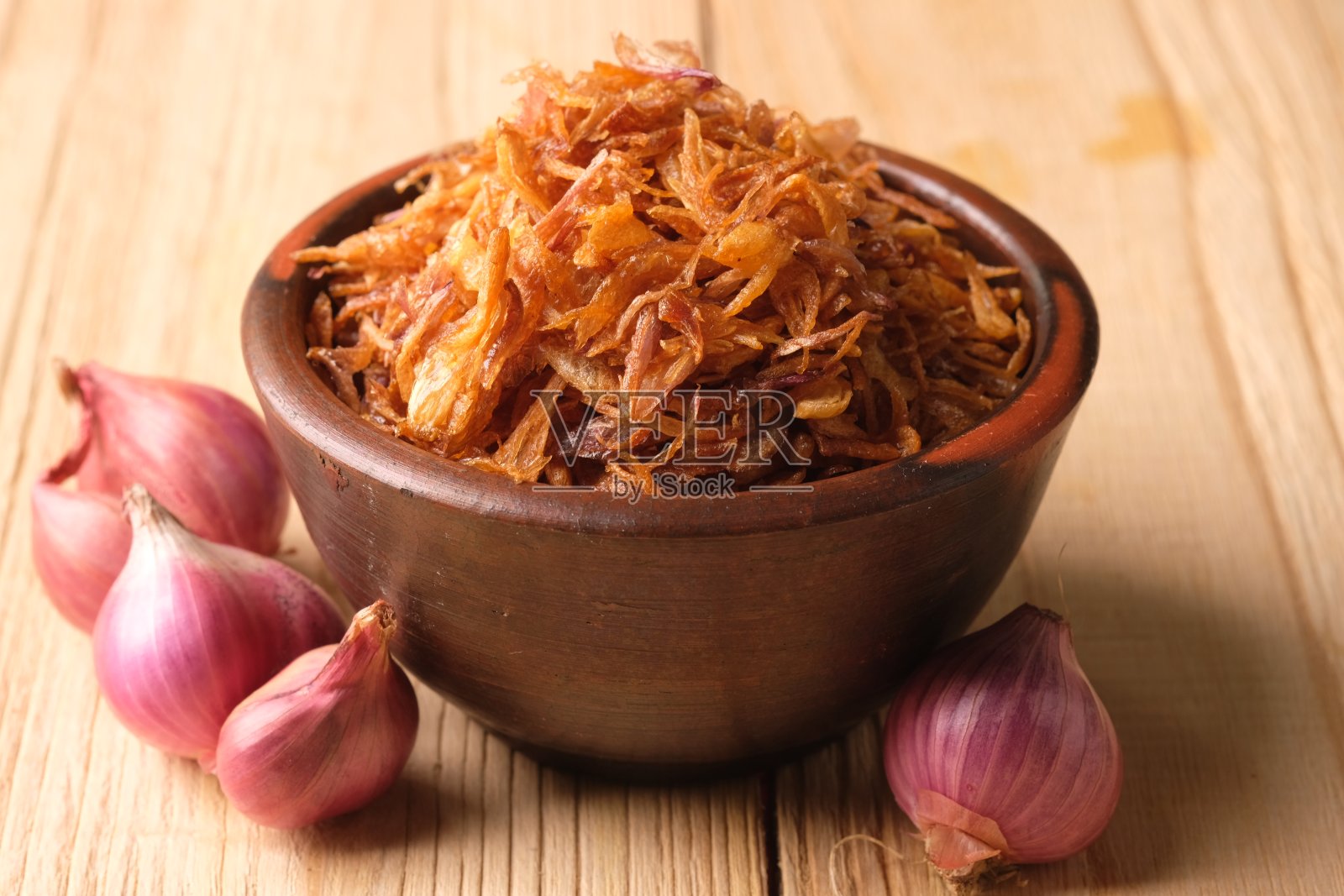 在陶碗里炸青葱。印尼的食物。食物洒。霸王，美女，美女。照片摄影图片