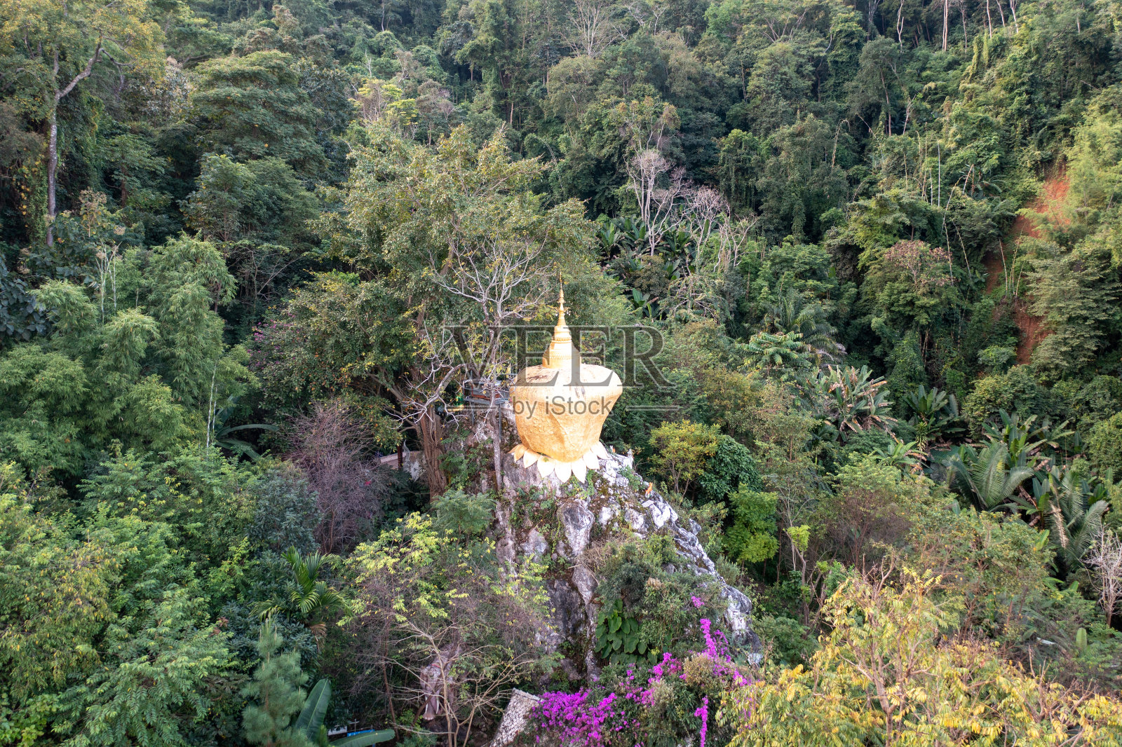 位于东南亚泰国北部Phrae的Wat Phra That Intr Kwaen照片摄影图片