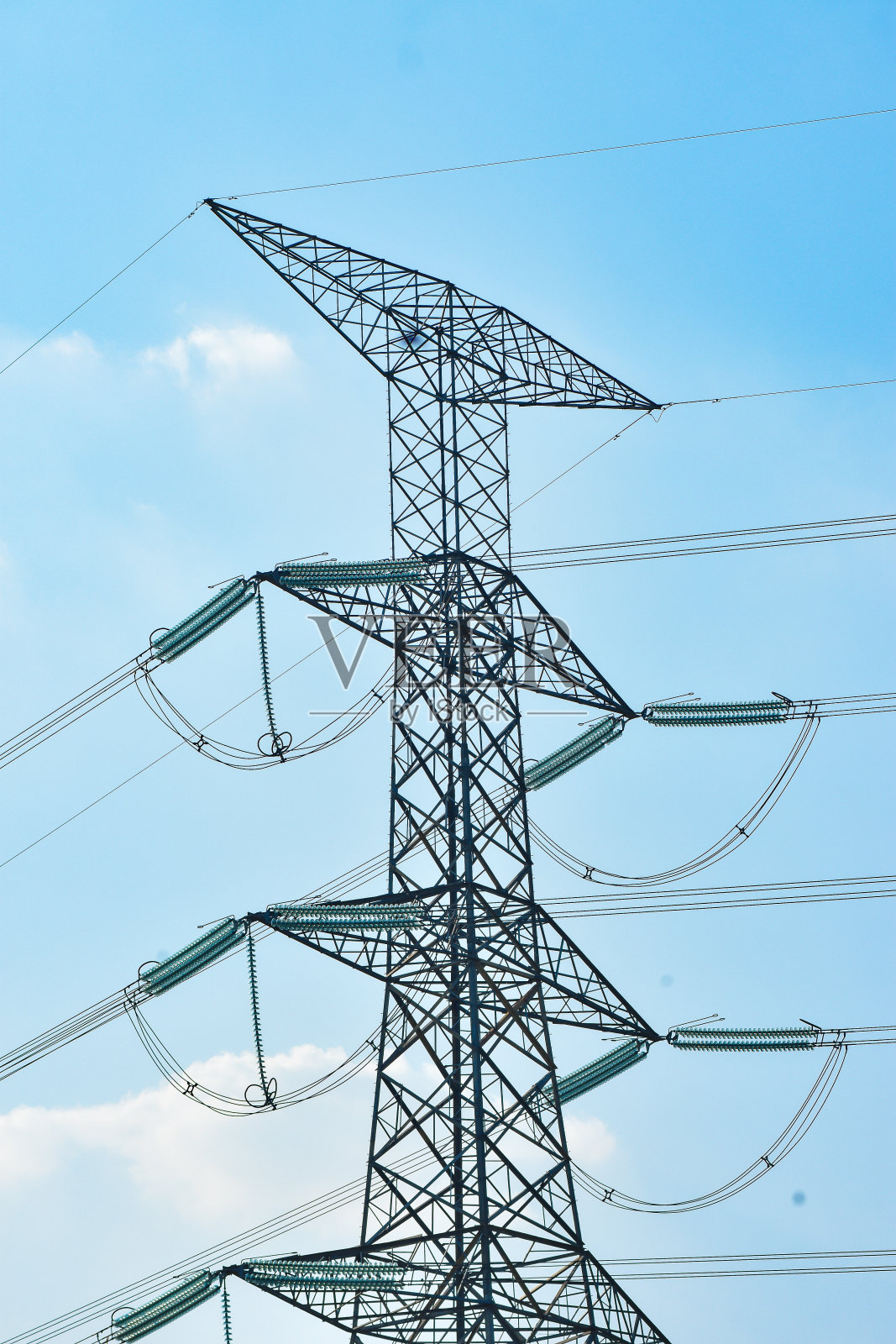 特高压空气线路(Sutet)。以多云为背景照片摄影图片