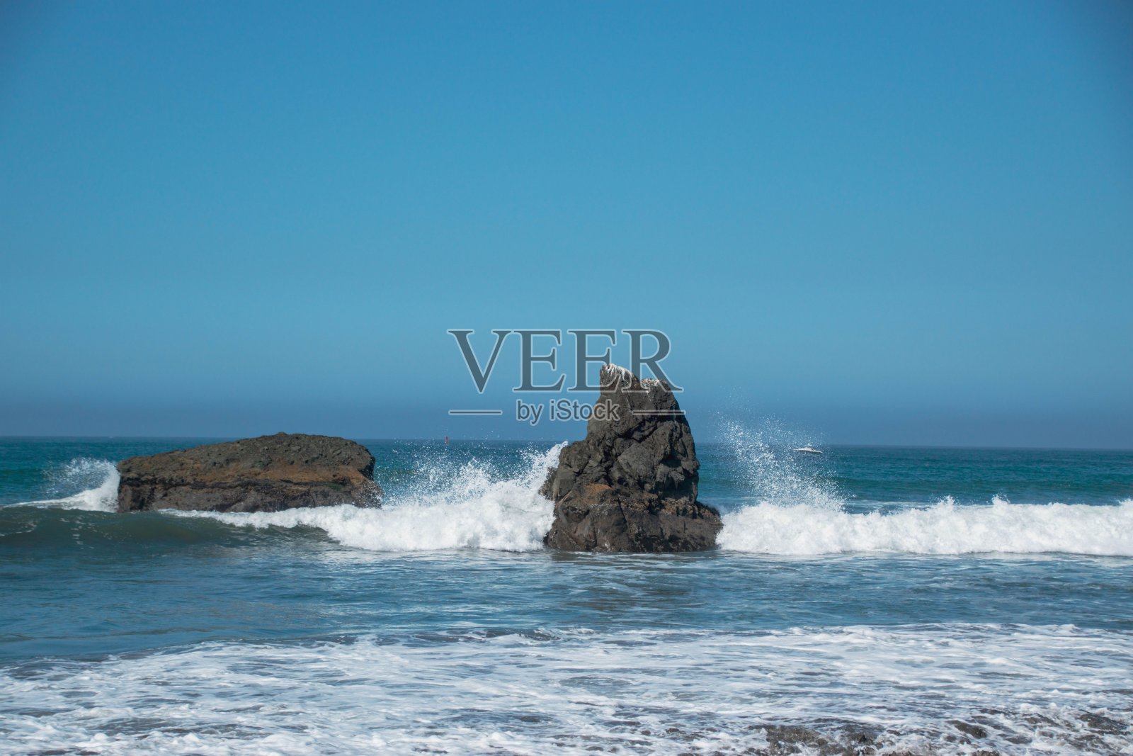 俄勒冈州布鲁金斯的俄勒冈海岸，大海中的岩石风景照片摄影图片