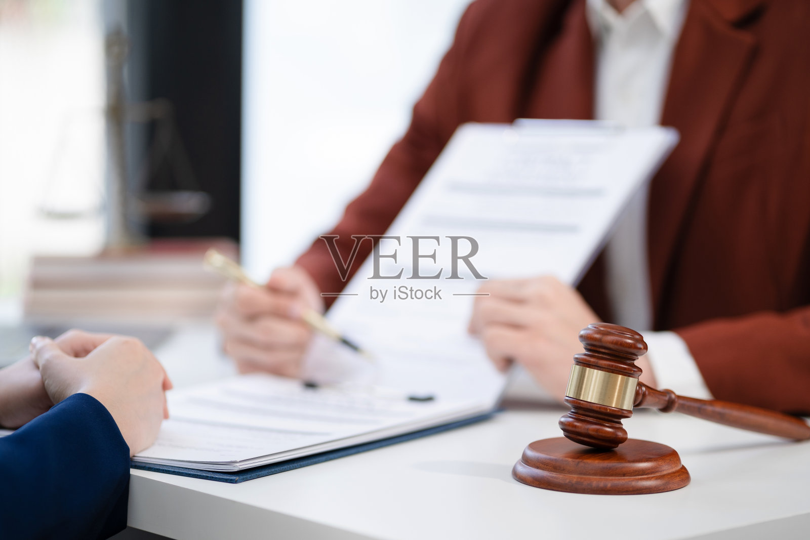 商务人士或律师签署合同，达成交易照片摄影图片