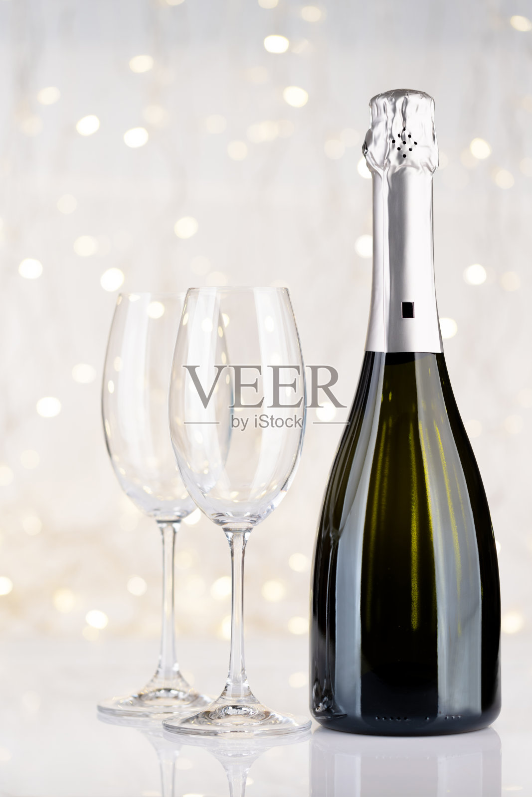 香槟酒瓶和酒杯照片摄影图片
