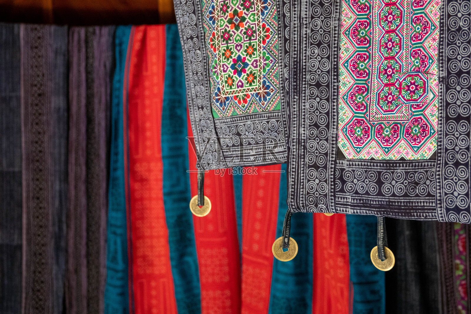 越南北部山区的土著部落(苗族人)手工制作的纺织品照片摄影图片