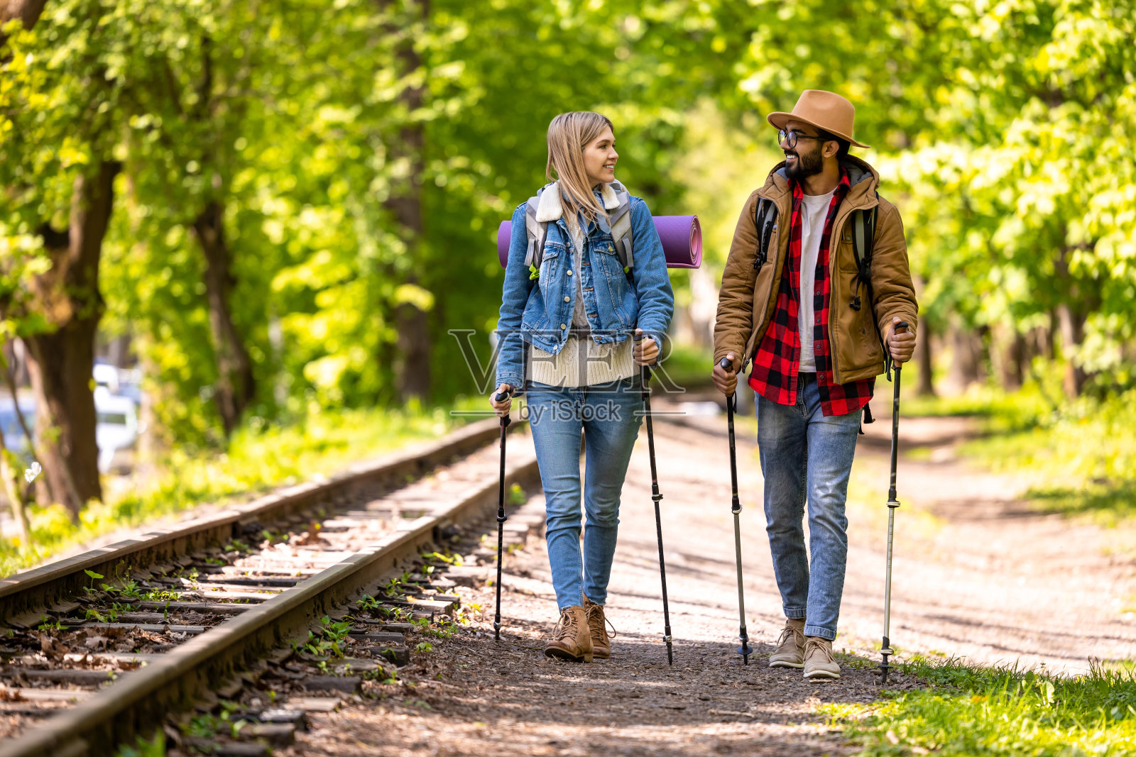 在公园里散步的年轻人照片摄影图片