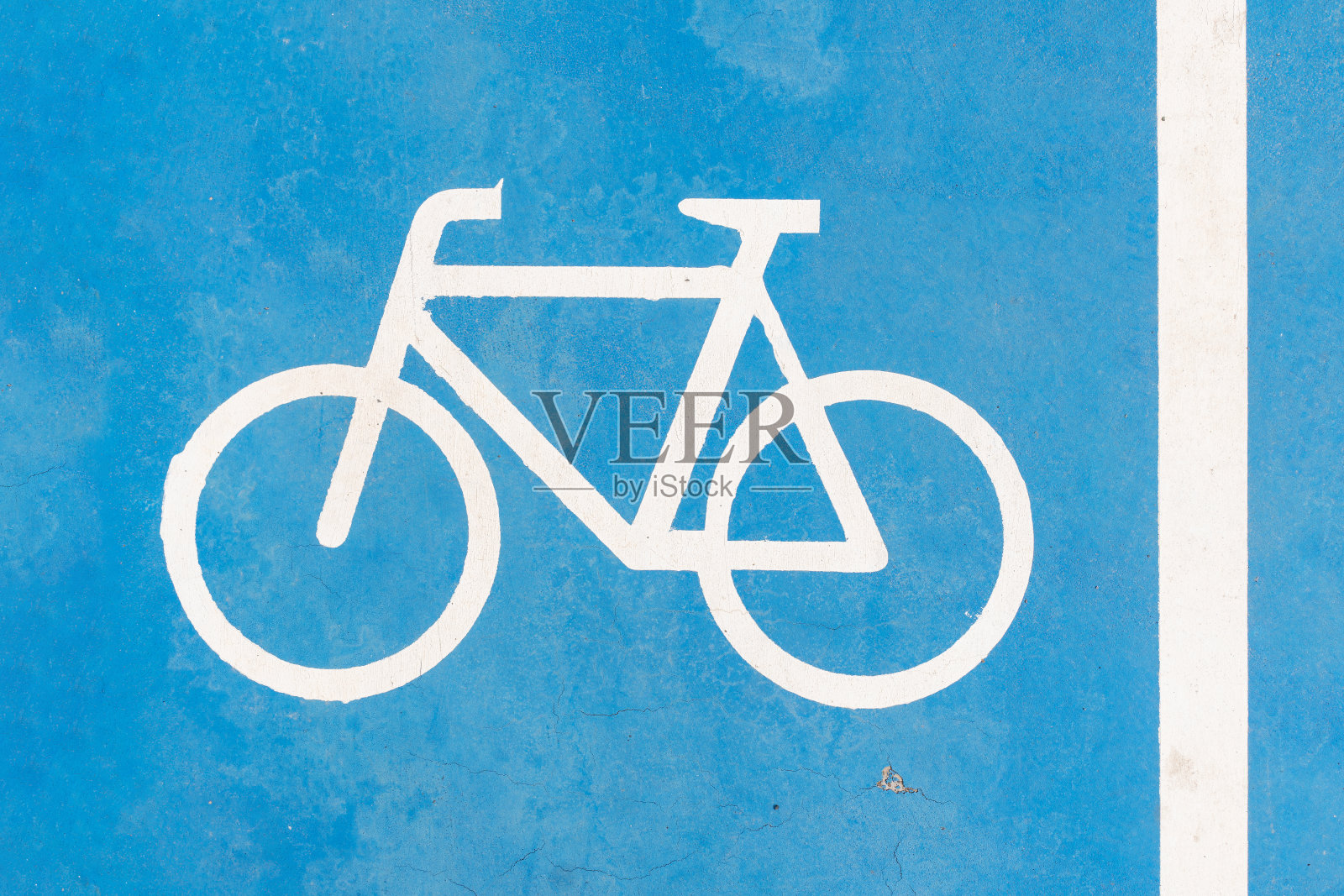 蓝色道路上的蓝色自行车标志。自行车专用道路的照片。照片摄影图片