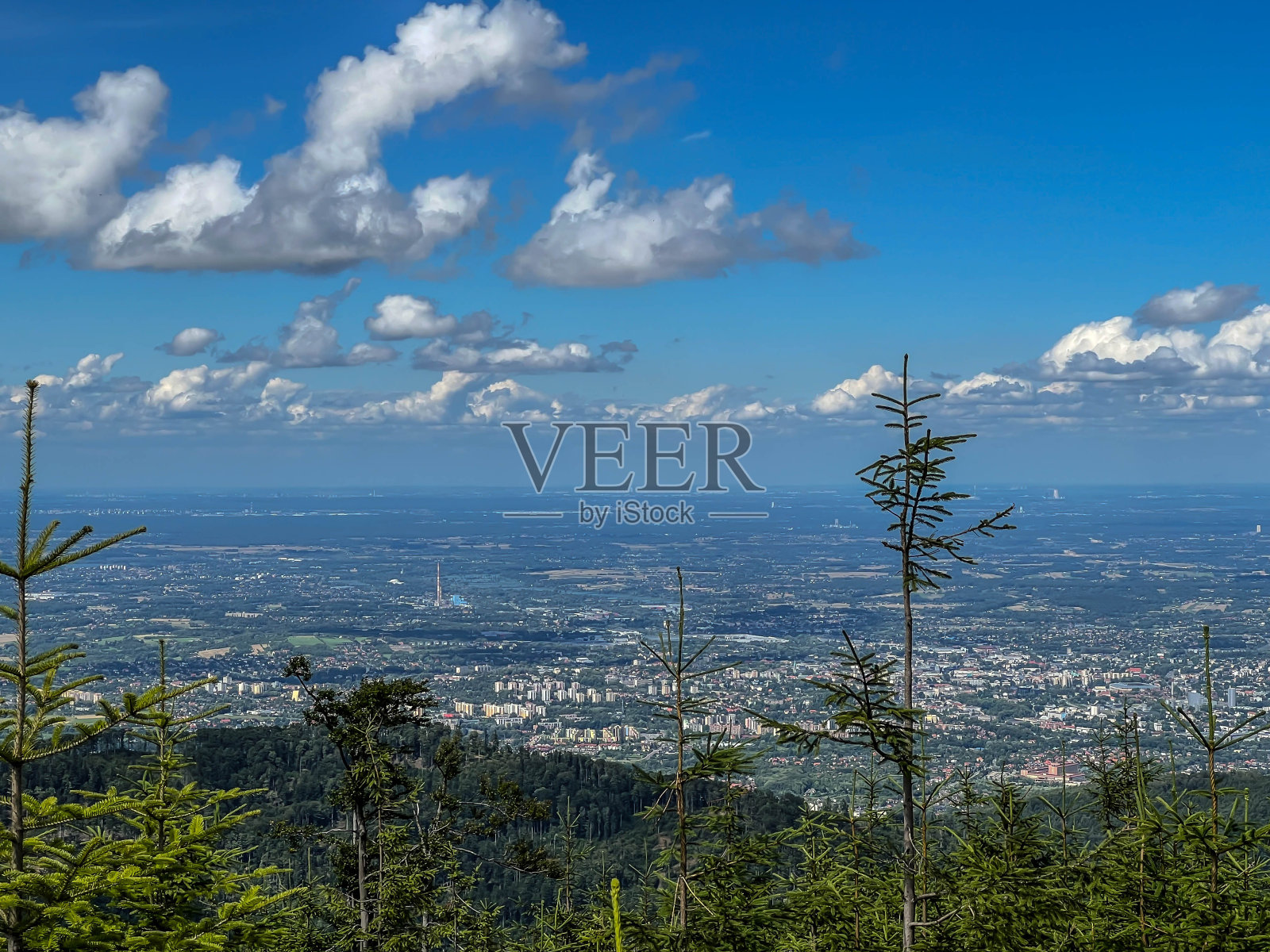 从Beskid Slaski的Magora山向波兰的Bielsko-Biaa观看照片摄影图片