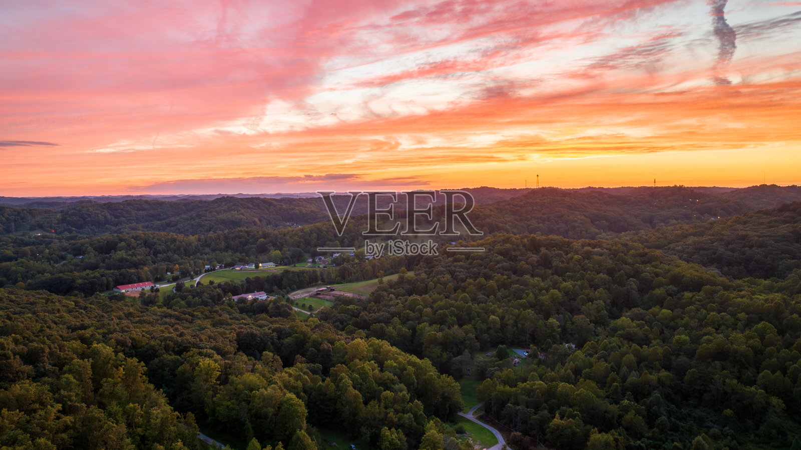 黄金时刻荣耀:空中视角的森林沐浴在夕阳的色调照片摄影图片
