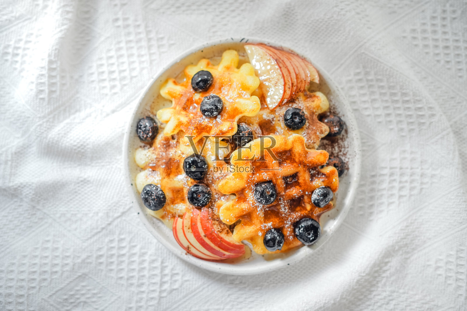 蜂蜜和蓝莓的华夫饼照片摄影图片