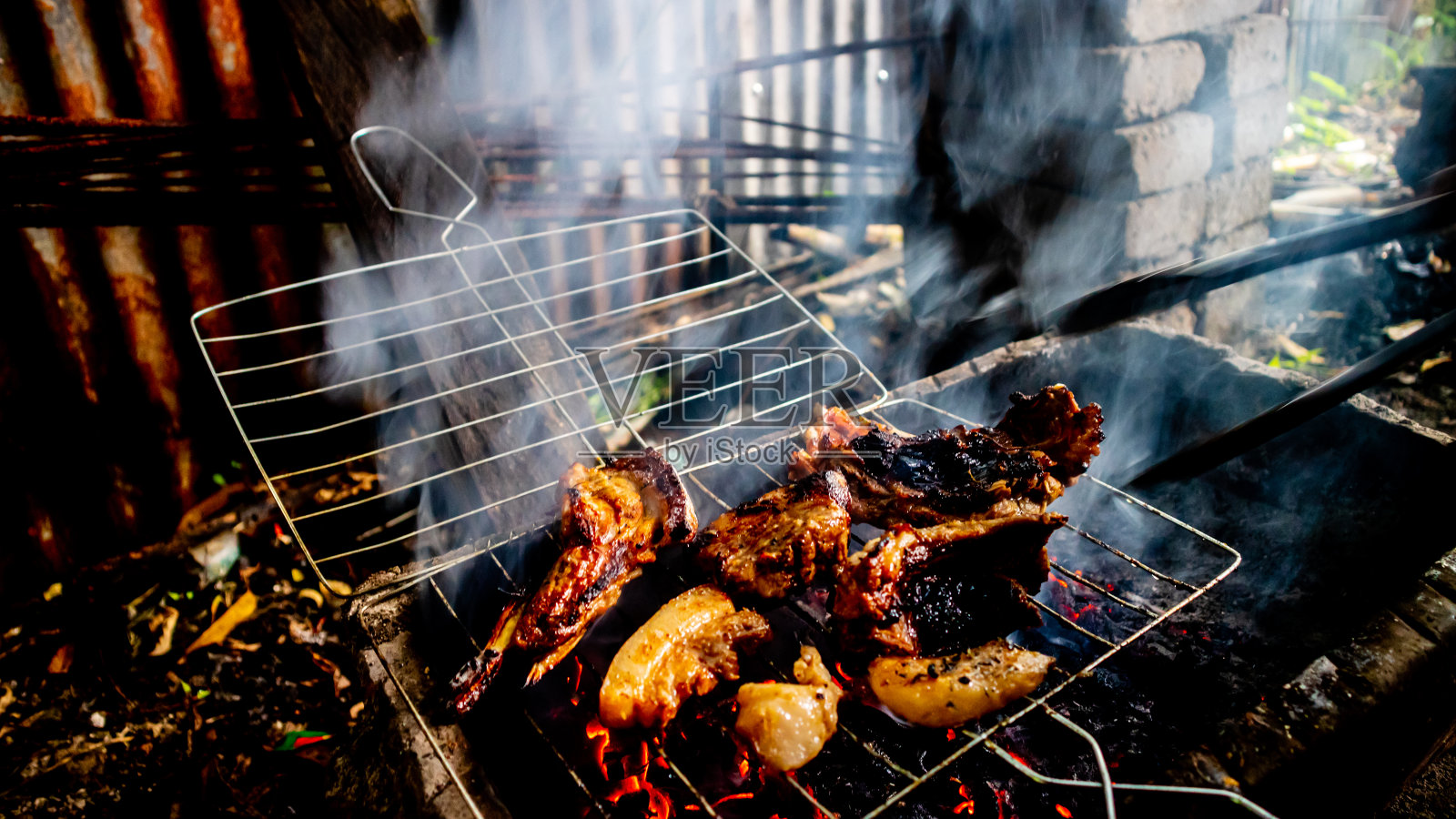 猪肉在煤上烤照片摄影图片