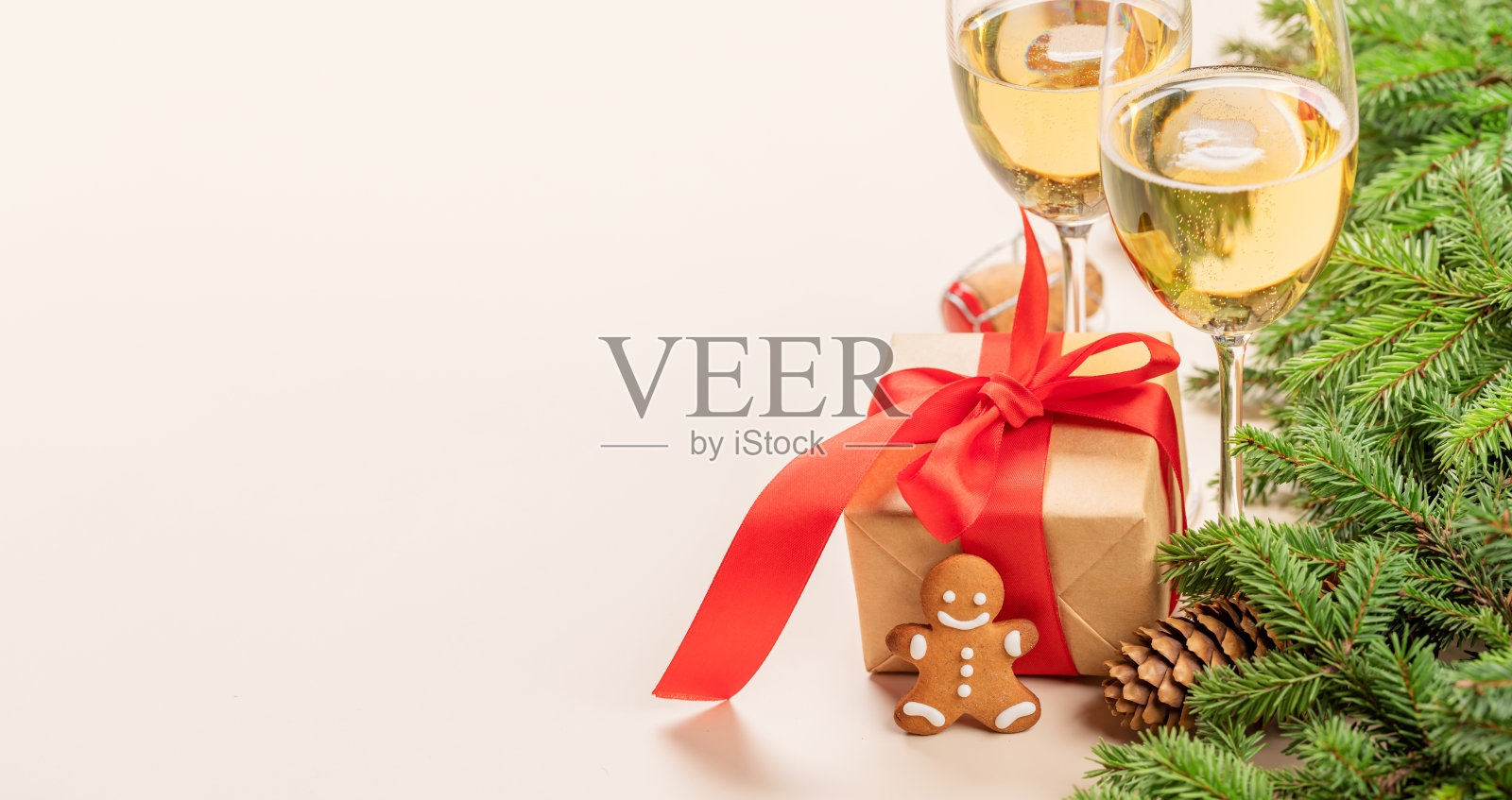 圣诞冷杉树枝，圣诞礼盒，香槟和空间照片摄影图片