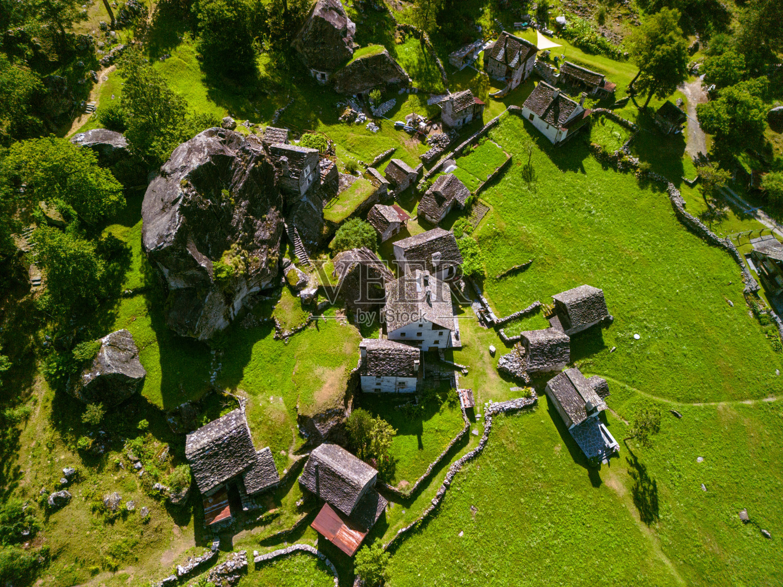 夏天在一个有石头房子和瀑布的古镇照片摄影图片