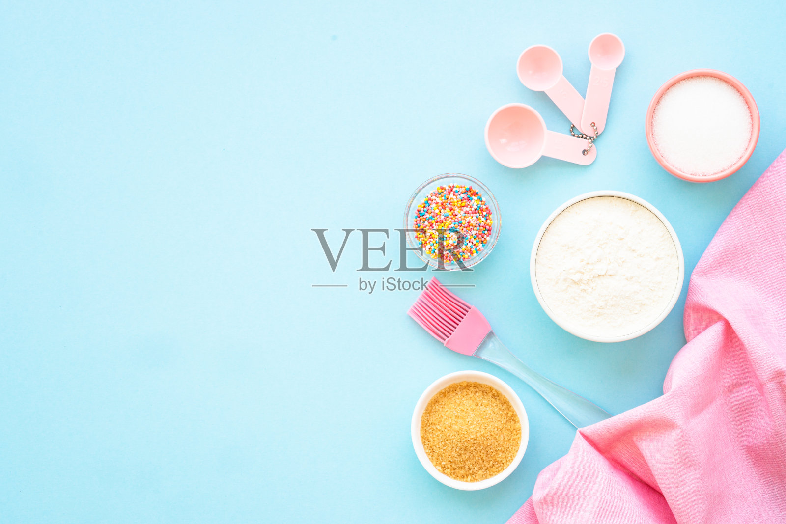 食品烘焙背景在蓝平铺。照片摄影图片