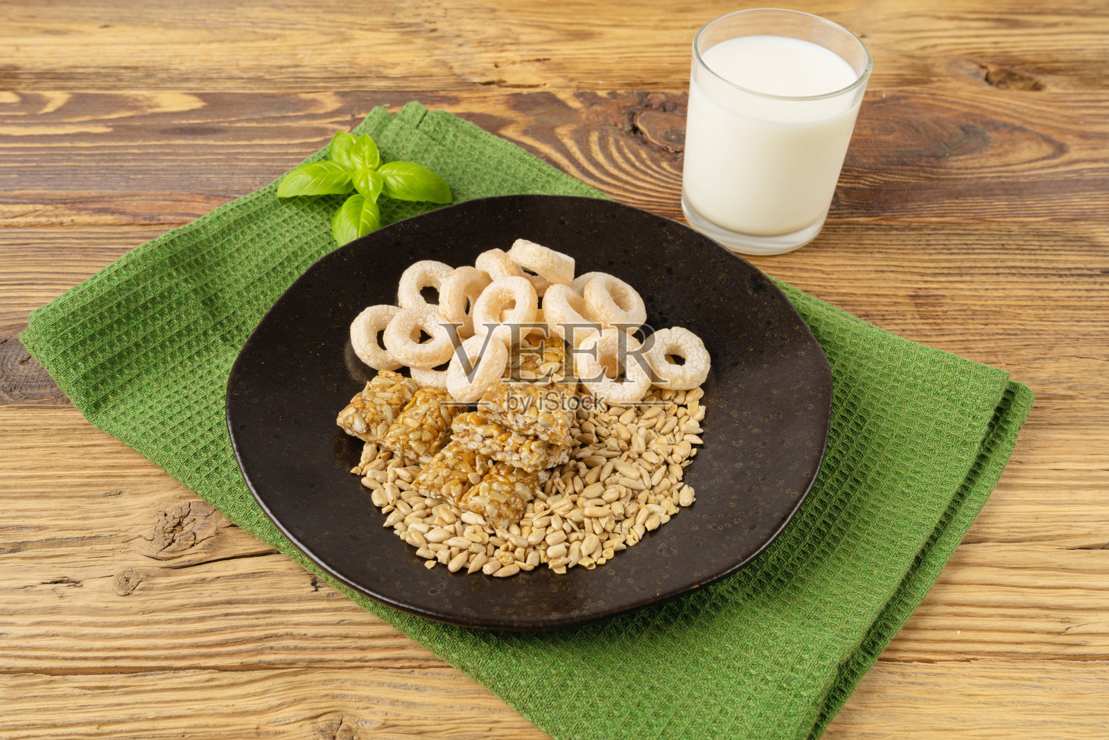 谷物圈隔离，早餐大米圈，玉米谷物零食照片摄影图片