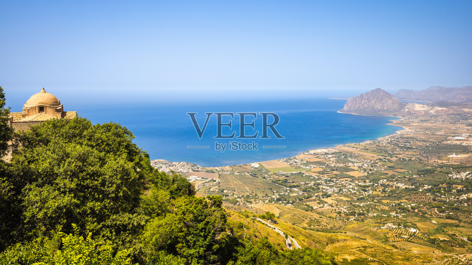 从海边的Erice镇看风景。照片摄影图片