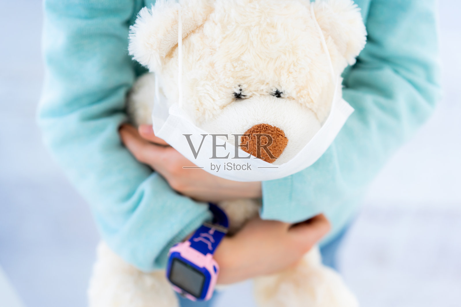 戴着医用口罩的泰迪熊照片摄影图片