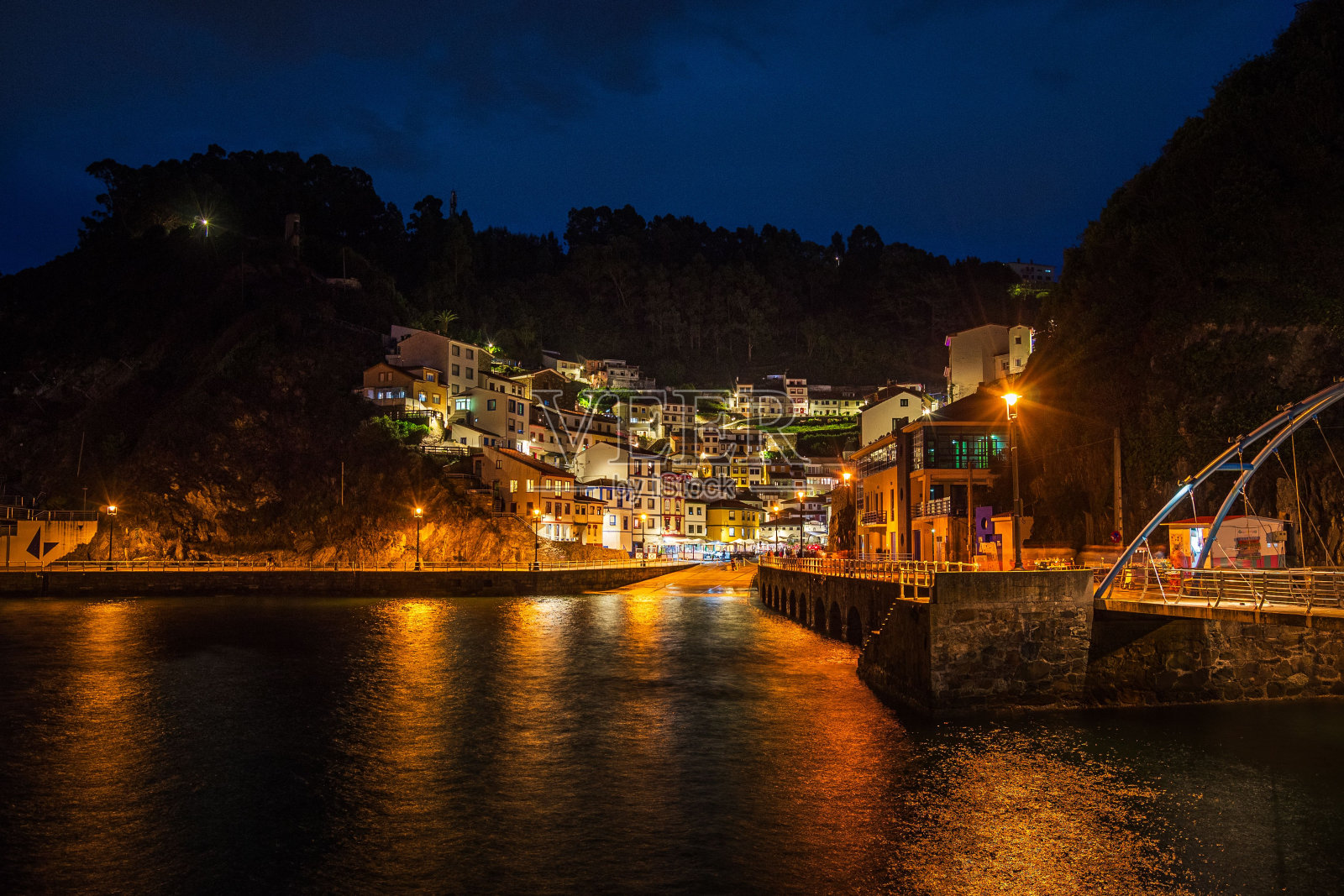 西班牙库迪列罗镇的夜景被照亮了照片摄影图片