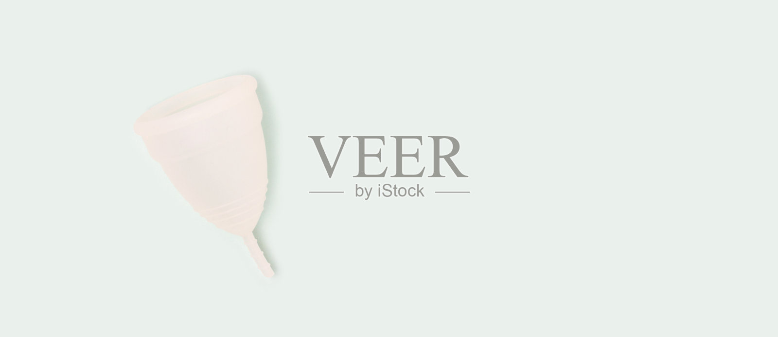 蓝色背景上印有月经杯的横幅。照片摄影图片