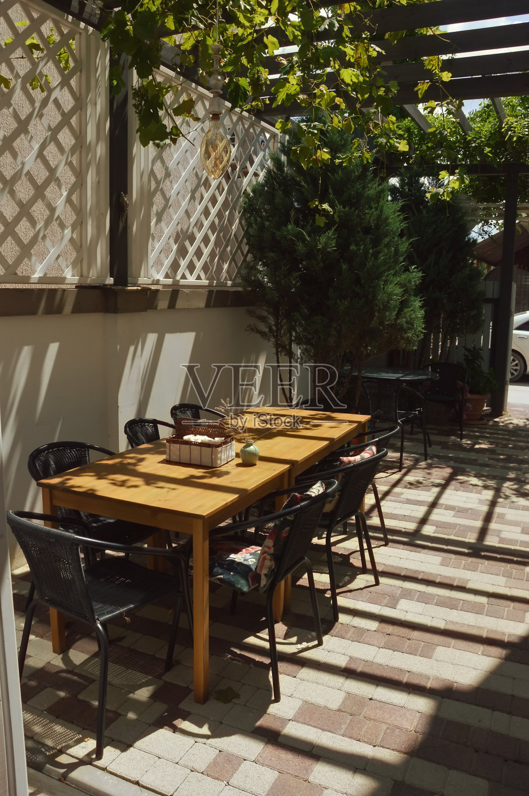 街边的咖啡馆，阳光下舒适的餐桌。暑假。设计背景。木制户外家具。照片摄影图片