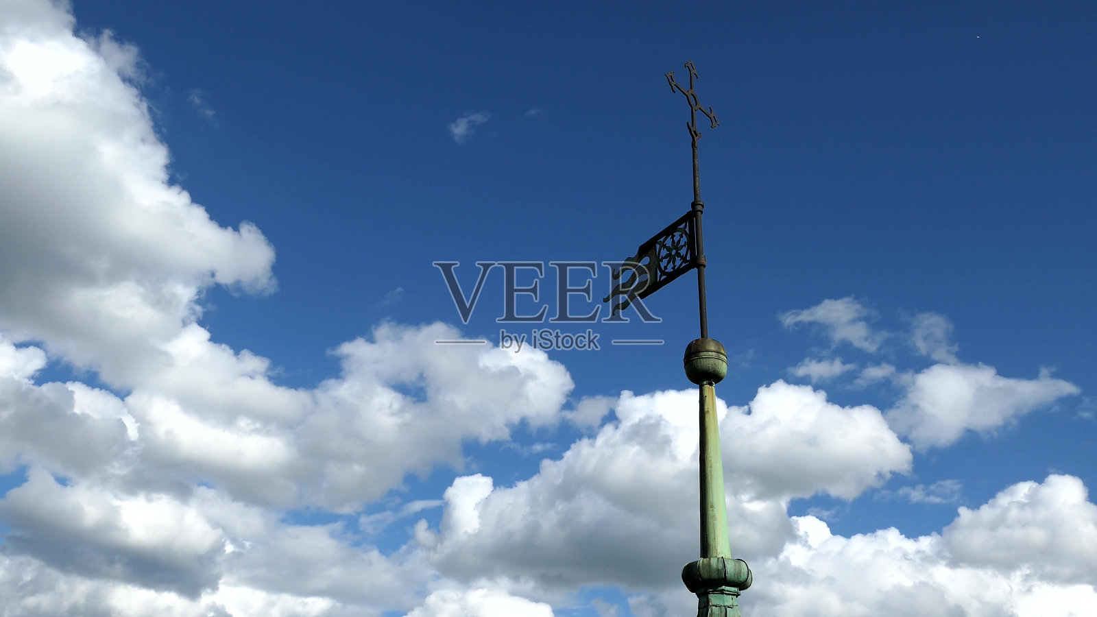 老城教堂的旗帜尖塔照片摄影图片