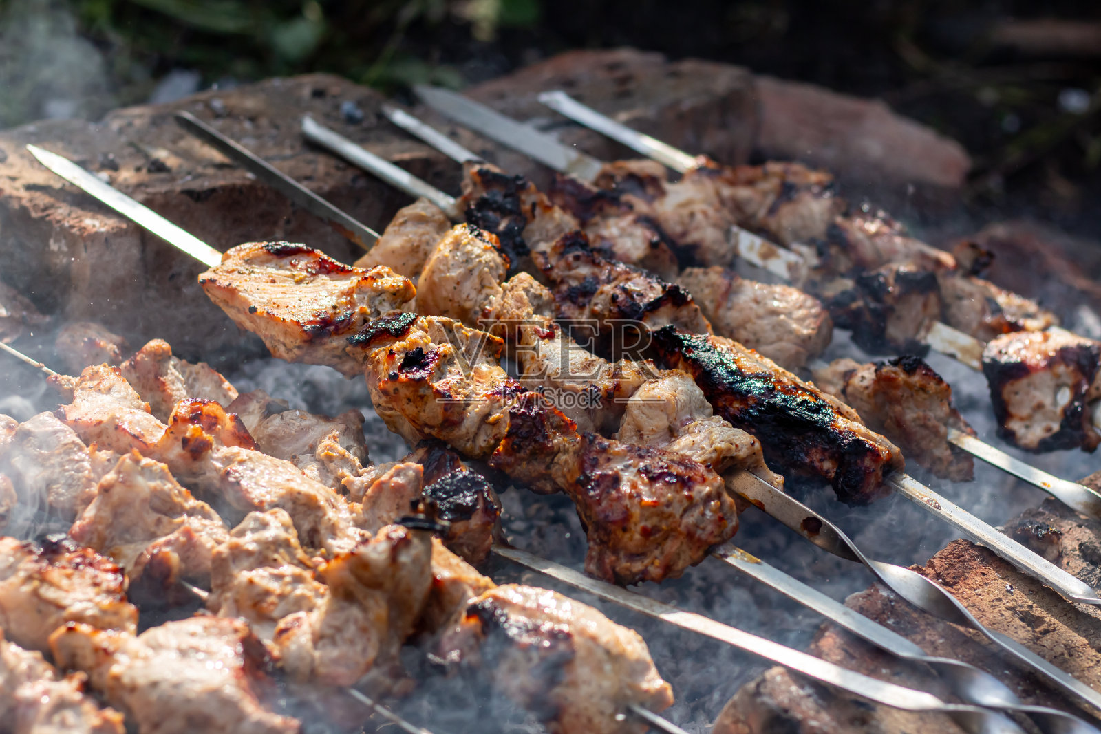 烤架上准备的猪肉串照片摄影图片