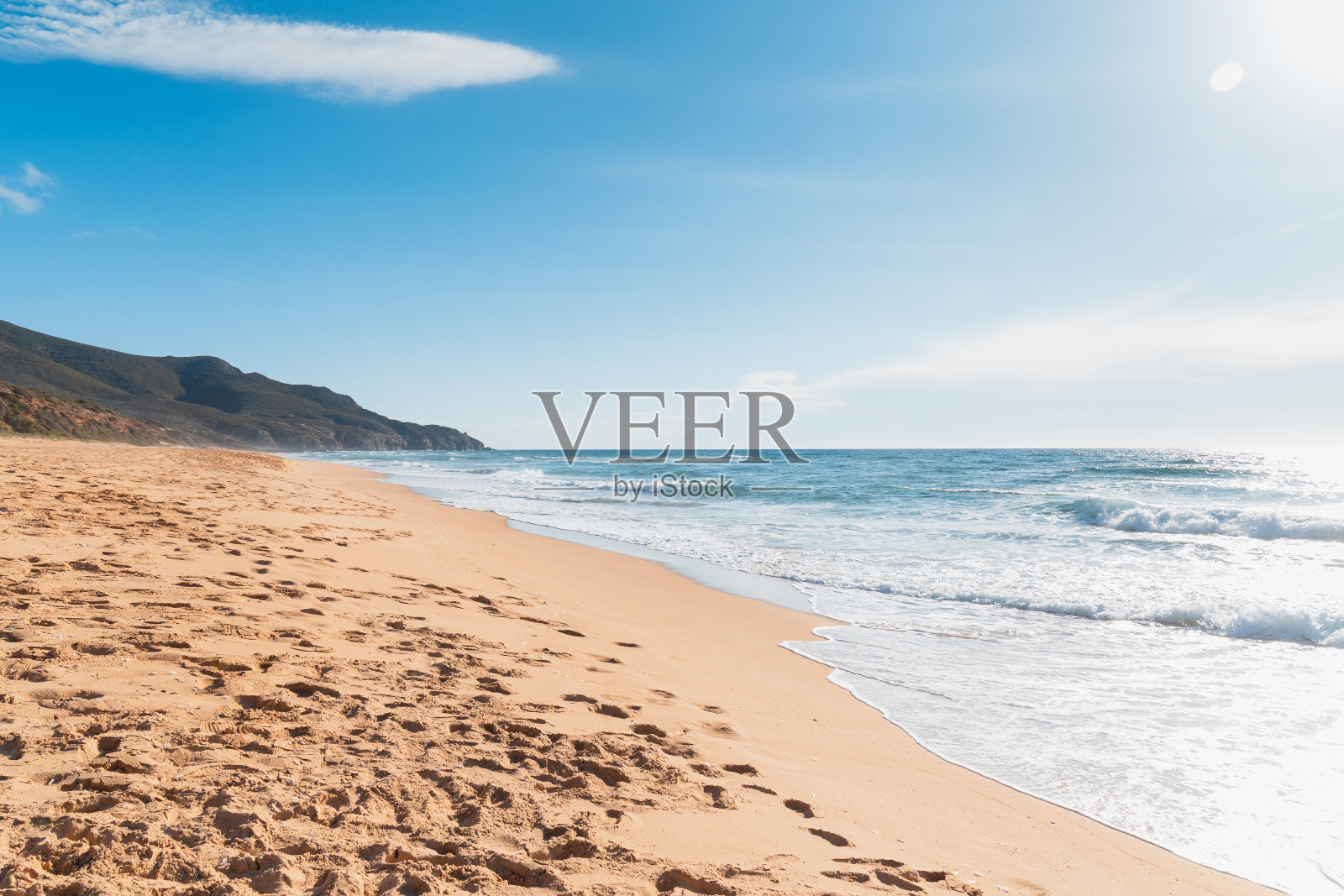 从西乌海滩看山和沙滩照片摄影图片