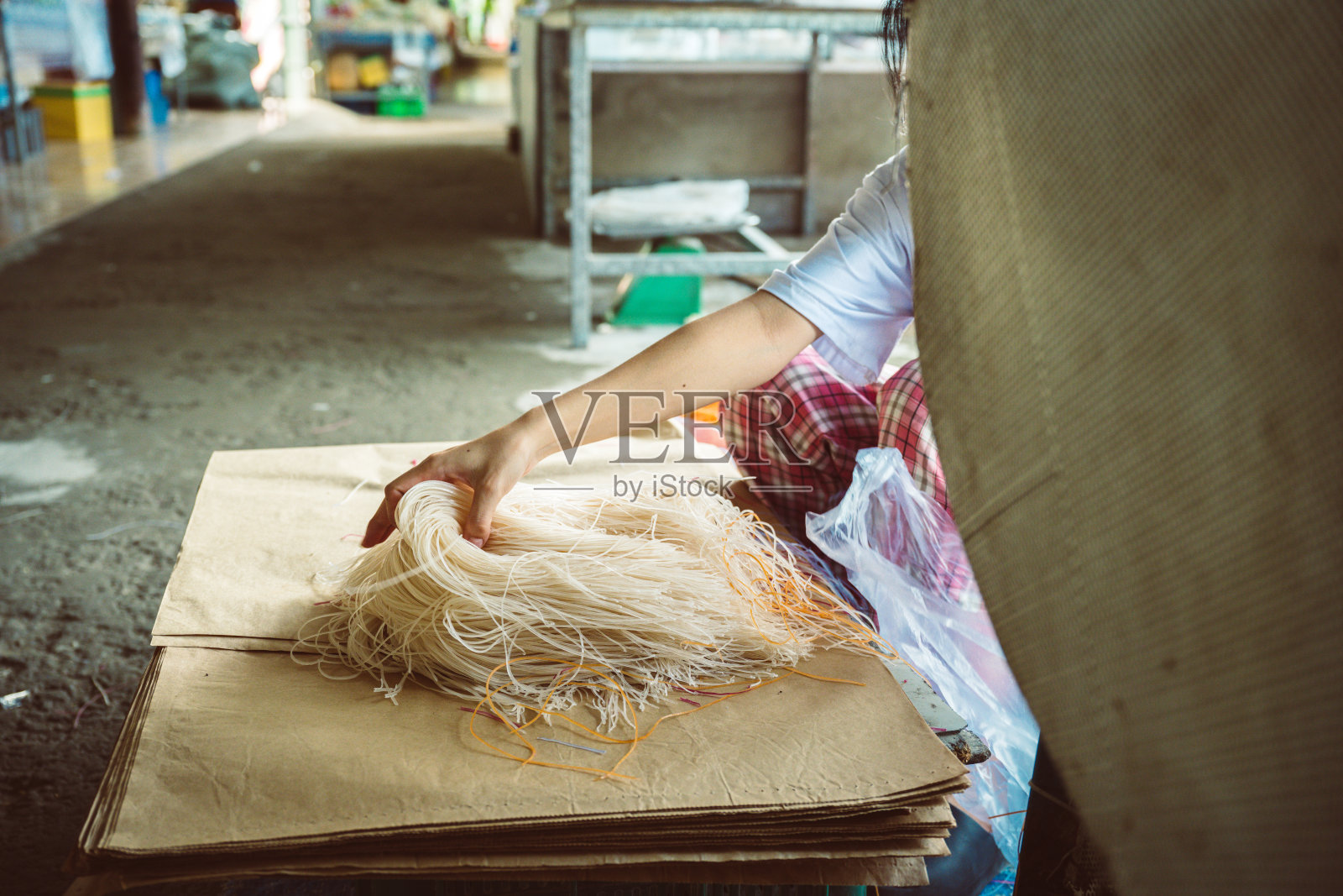 越南妇女整理彩色米粉照片摄影图片