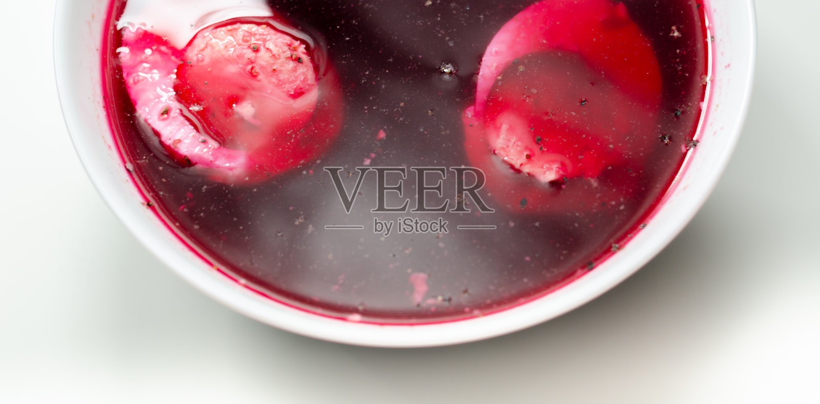 甜菜根红汤，罗宋汤。传统的乌克兰、波兰或俄罗斯罗宋汤配煮鸡蛋照片摄影图片