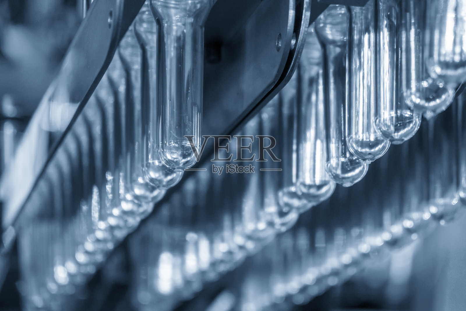 悬挂在高架钢轨上的预制件组的近景。照片摄影图片