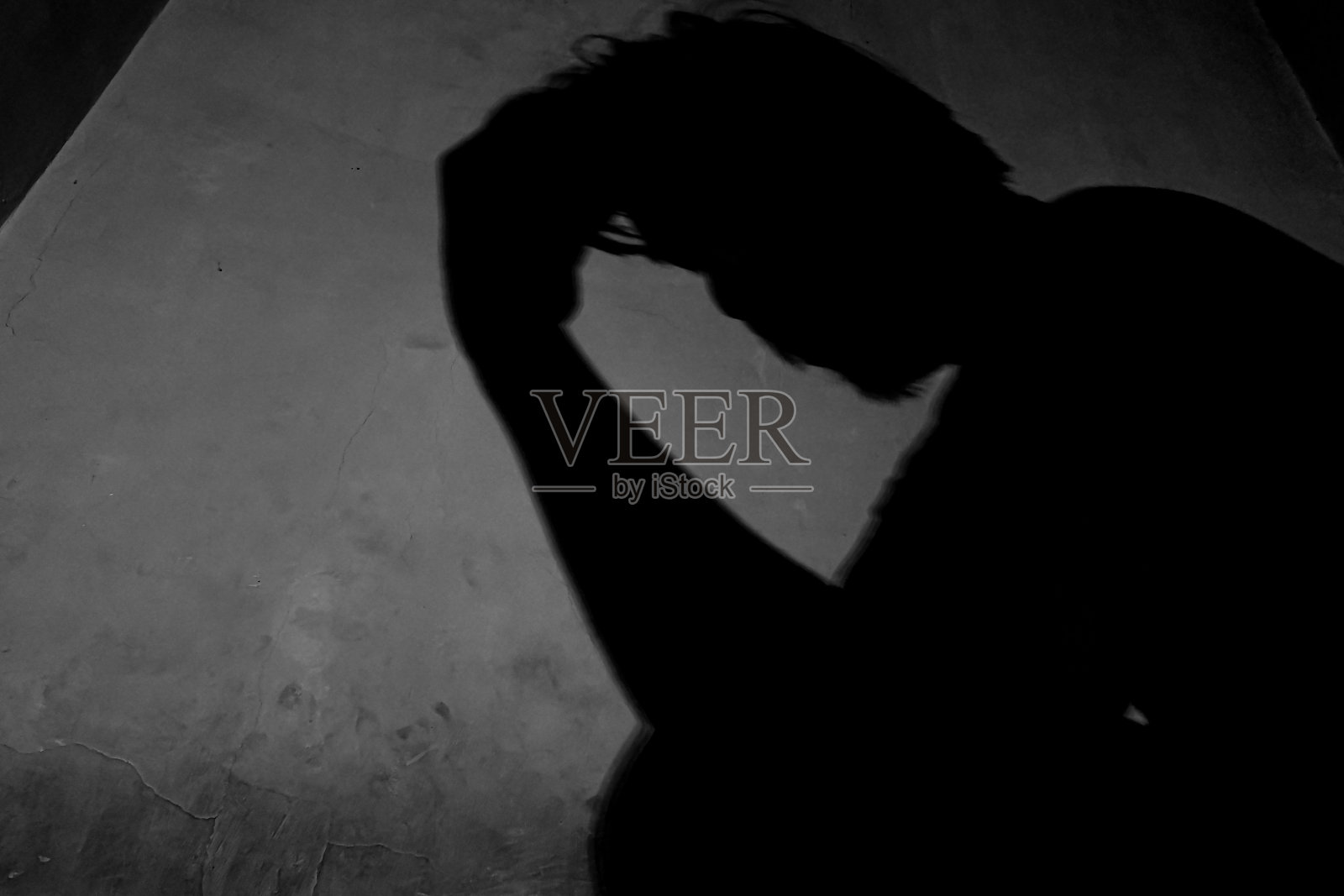 坐在压力或抑郁中的男人的影子照片摄影图片