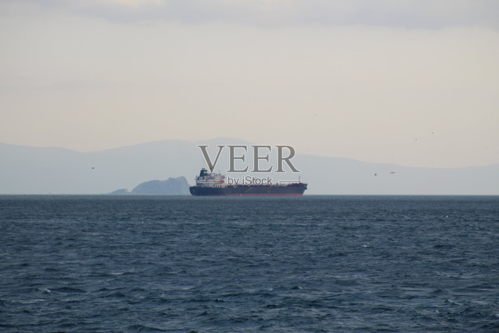 博斯普鲁斯海峡通道:土耳其伊斯坦布尔的货船照片摄影图片