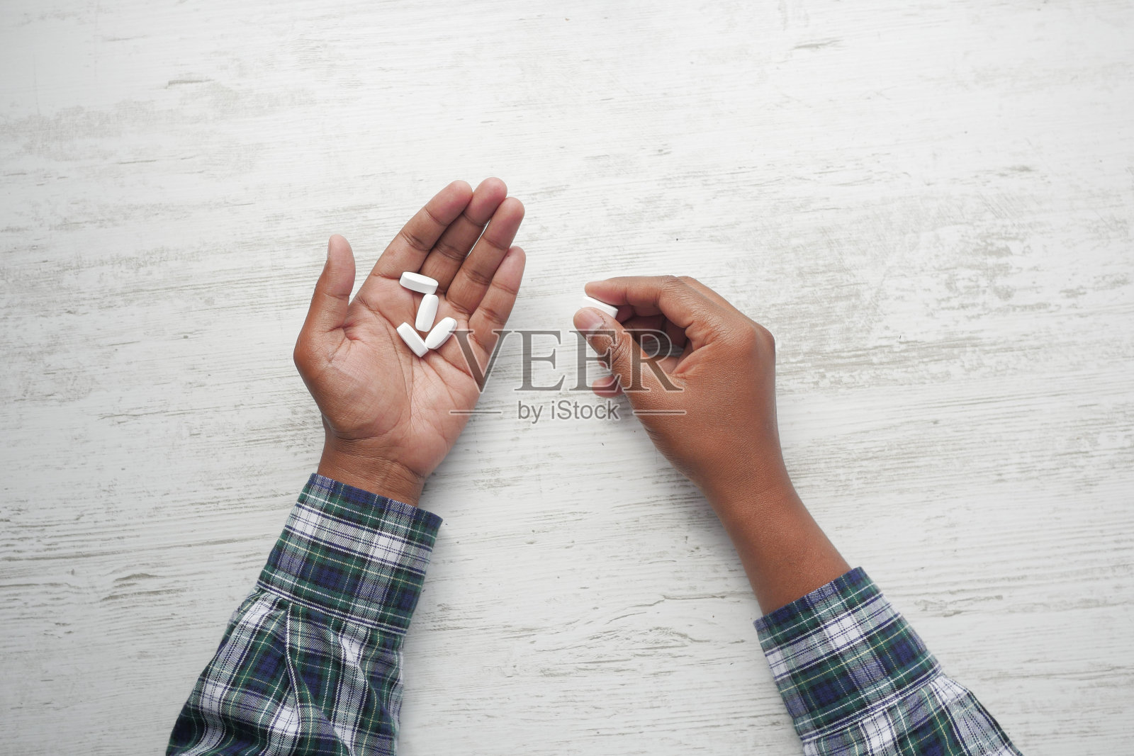 男子手持药片的俯视图与复制空间照片摄影图片